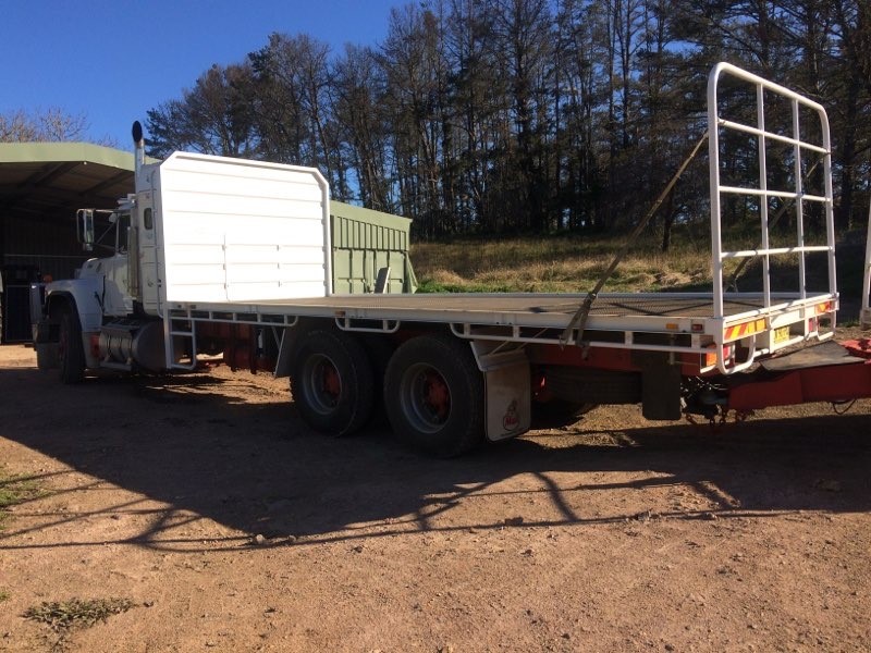 1983 MACK R600 TRUCK