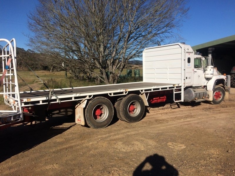 1983 MACK R600 TRUCK