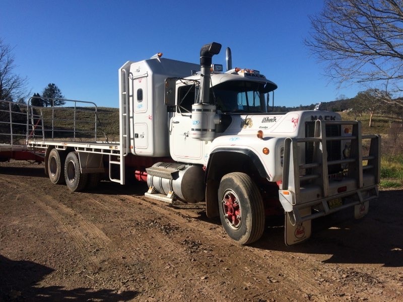 1983 MACK R600 TRUCK