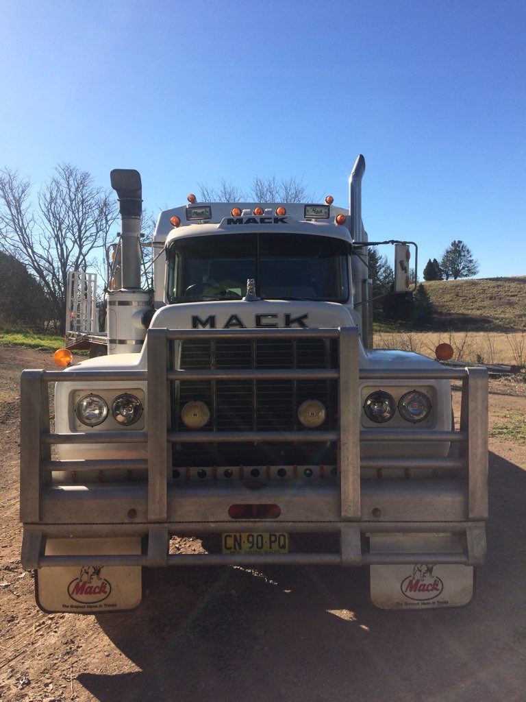 1983 MACK R600 TRUCK