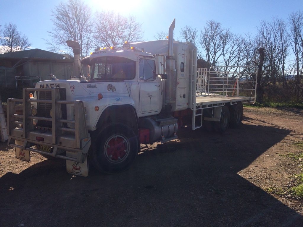 1983 MACK R600 TRUCK