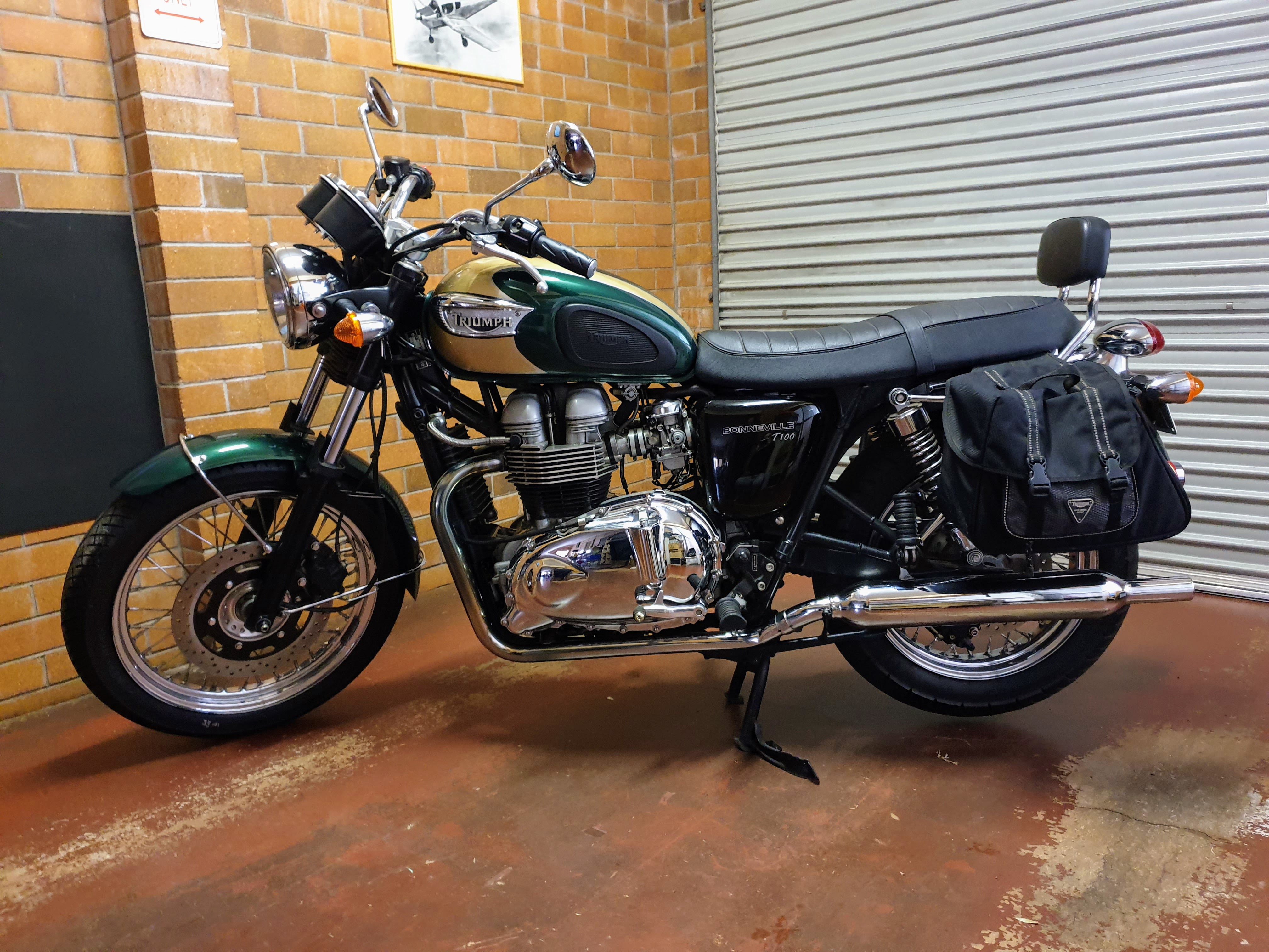 2005 TRIUMPH BONNEVILLE T100 ROAD BIKE
