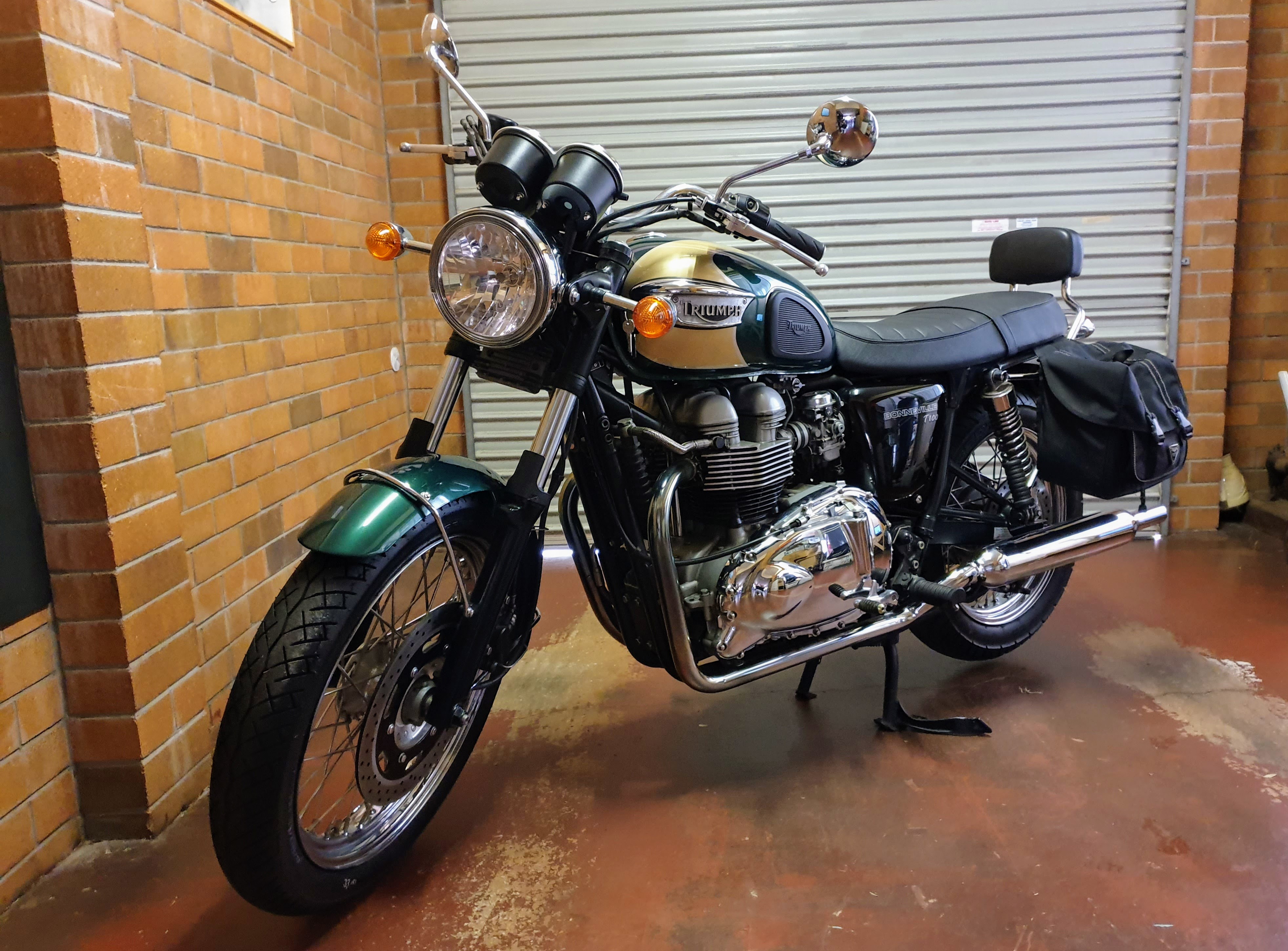 2005 TRIUMPH BONNEVILLE T100 ROAD BIKE