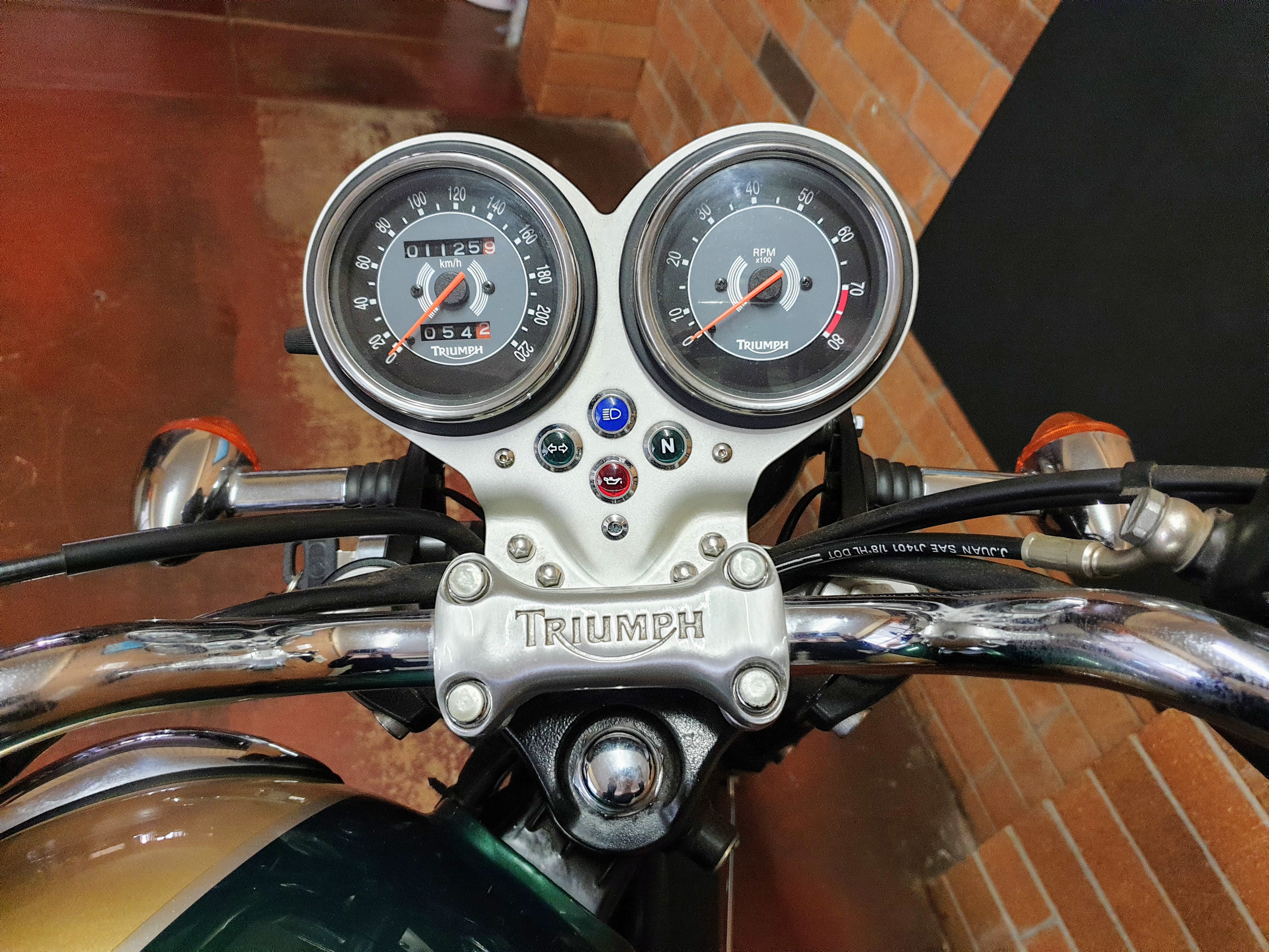 2005 TRIUMPH BONNEVILLE T100 ROAD BIKE