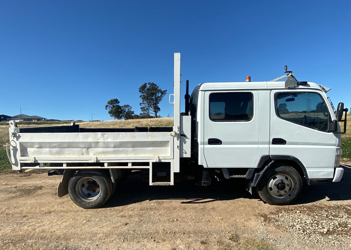 2007 MITSUBISHI CANTER 4X2 CREW CAB TIPPER