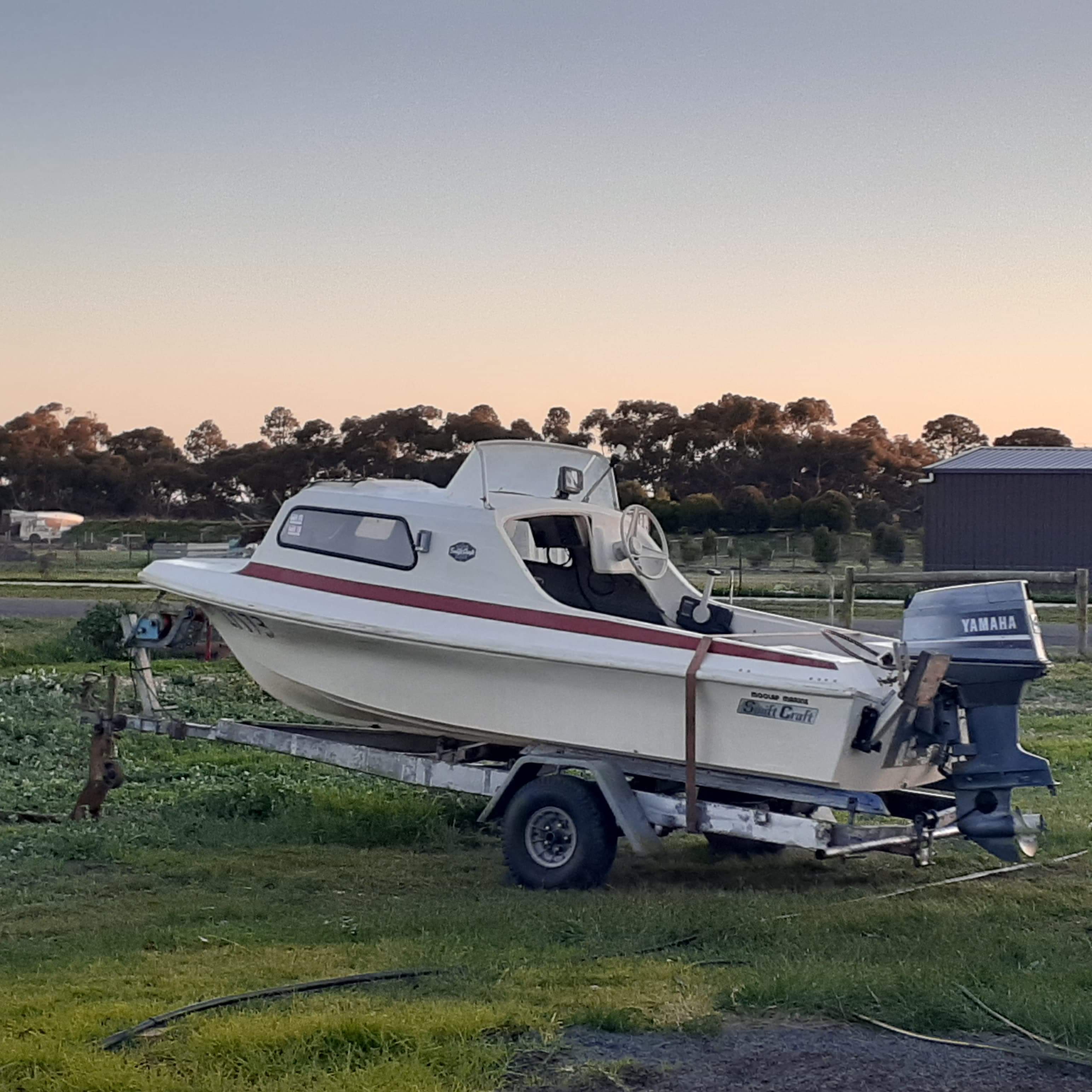 1989 SWIFT CRAFT KINGFISHER HALF CABIN BOAT