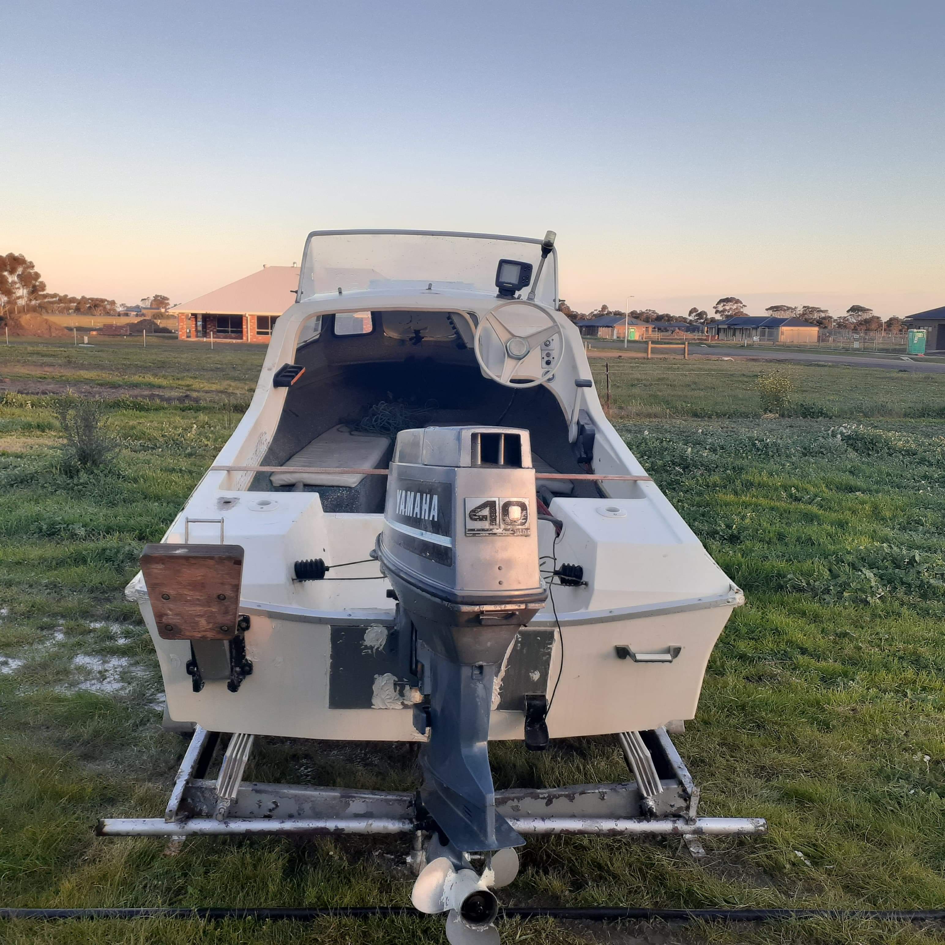 1989 SWIFT CRAFT KINGFISHER HALF CABIN BOAT