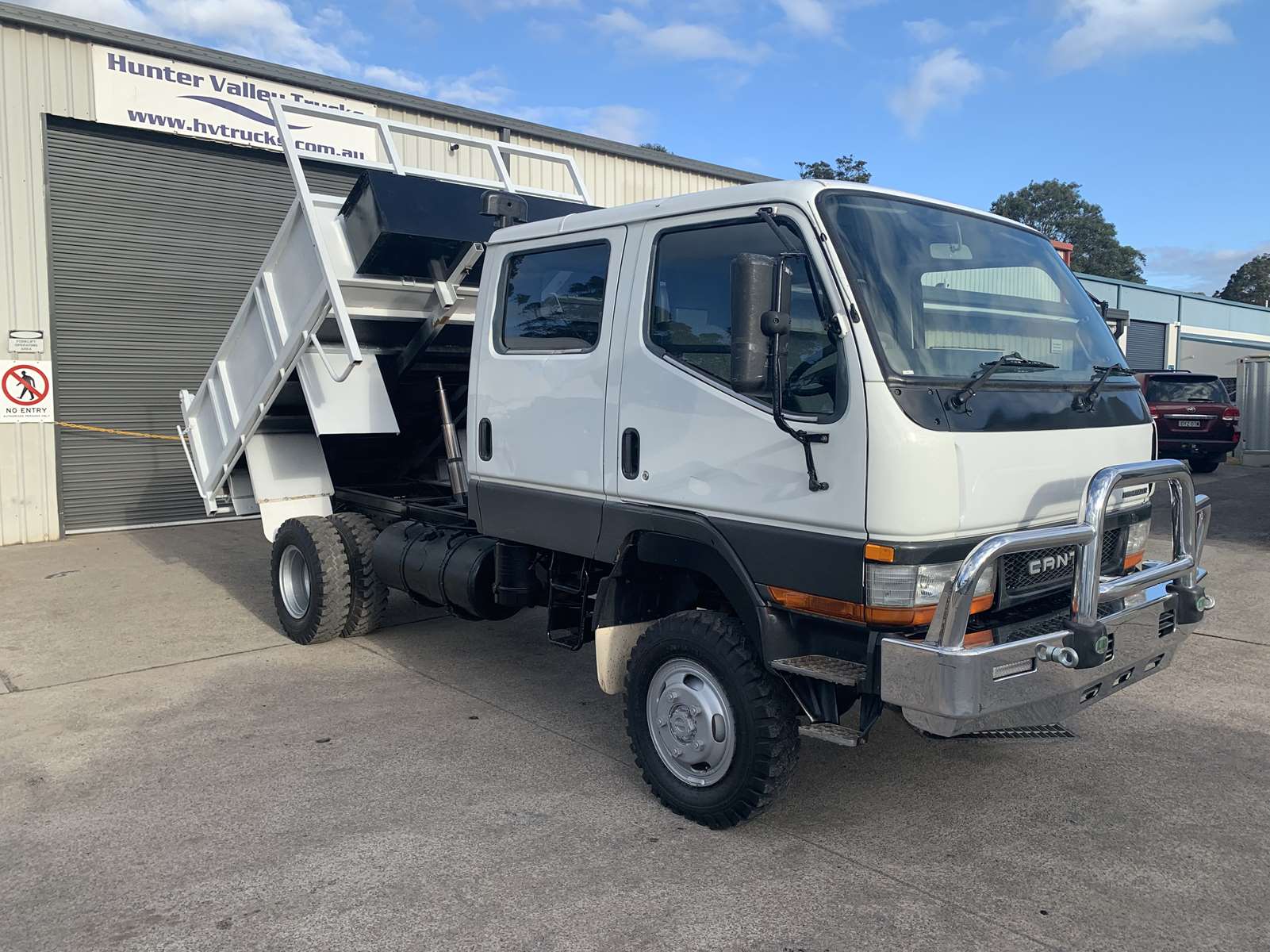 2005 MITSUBISHI CANTER FG 4X4 CREW CAB TIPPER