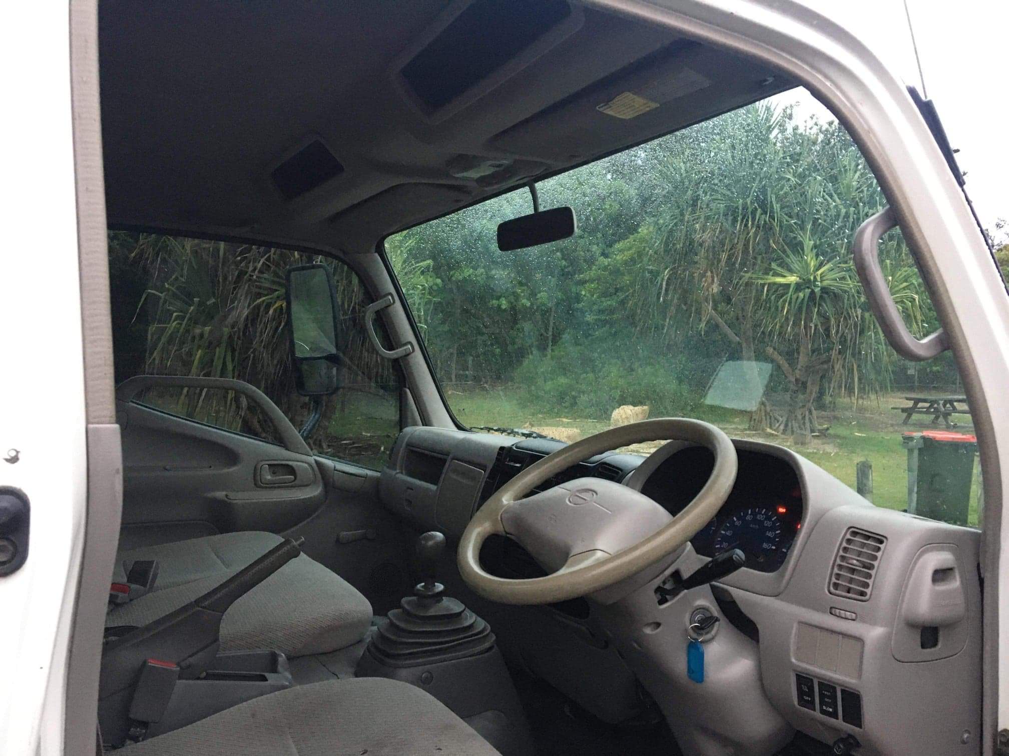 2002 HINO DUTRO TRAY TRUCK