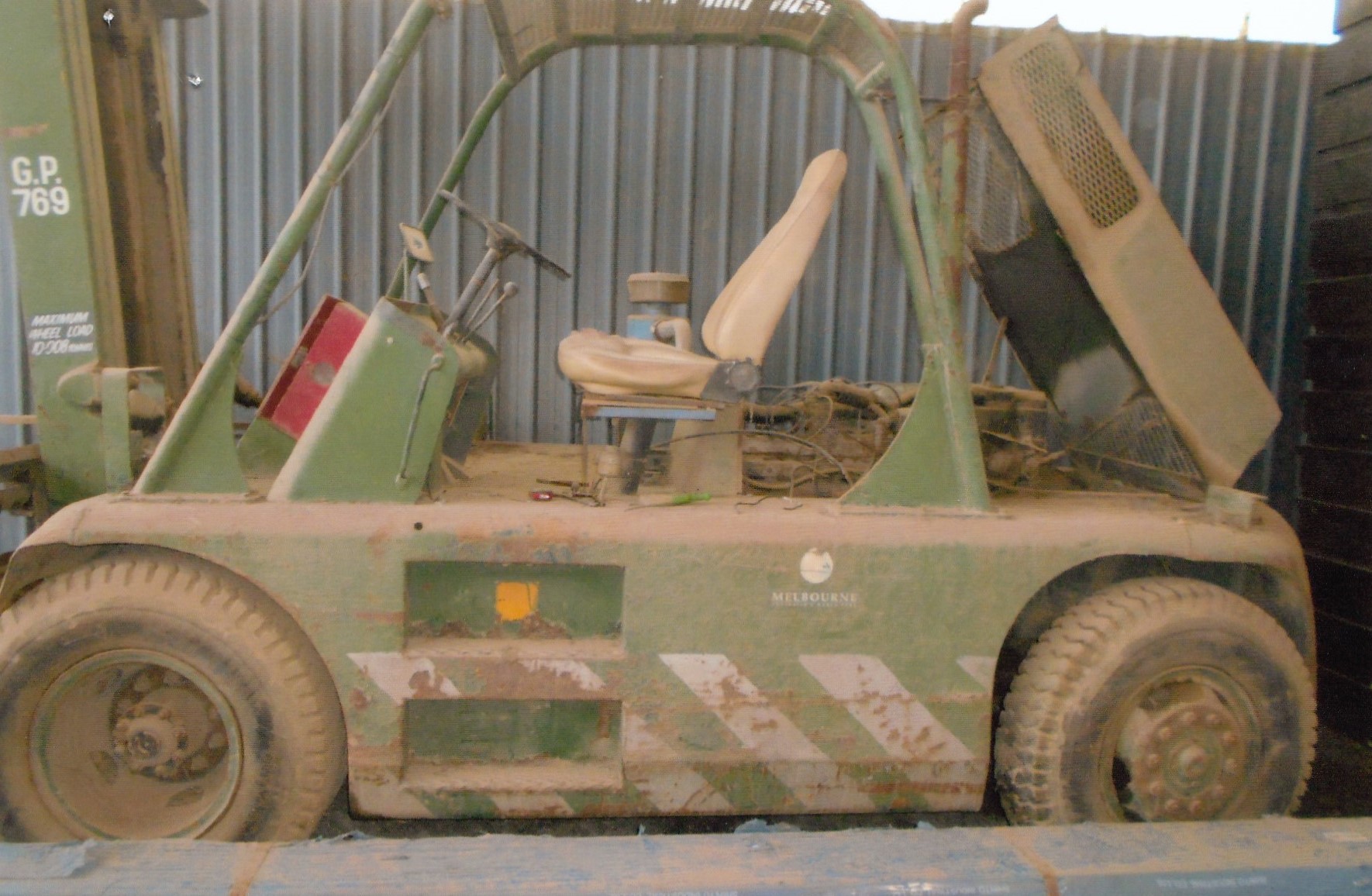 TOW MOTOR FORK LIFT