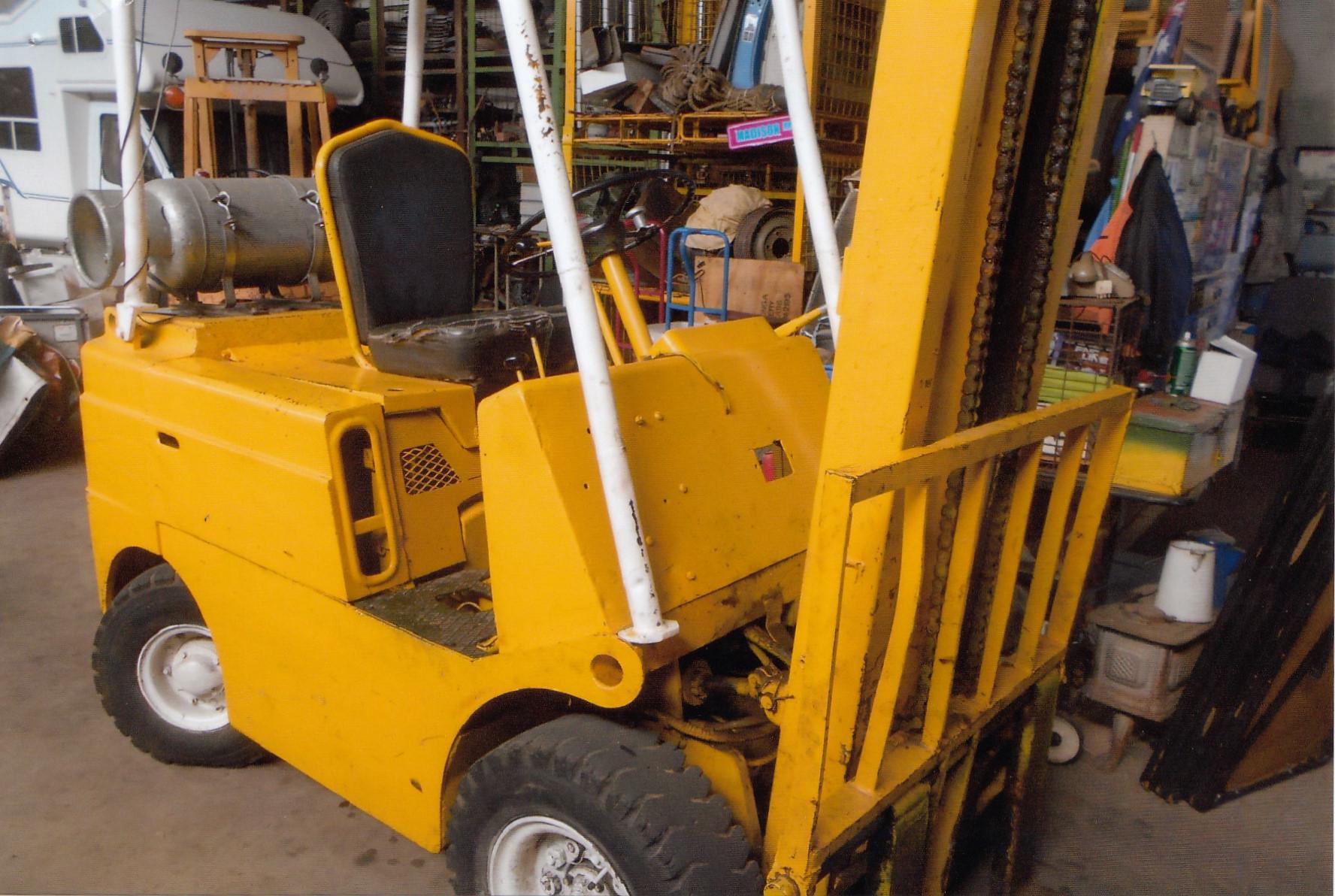 TOW MOTOR FORK LIFT