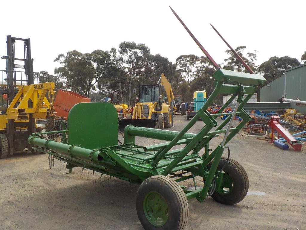 TOW BEHIND HAY FEEDOUT CART