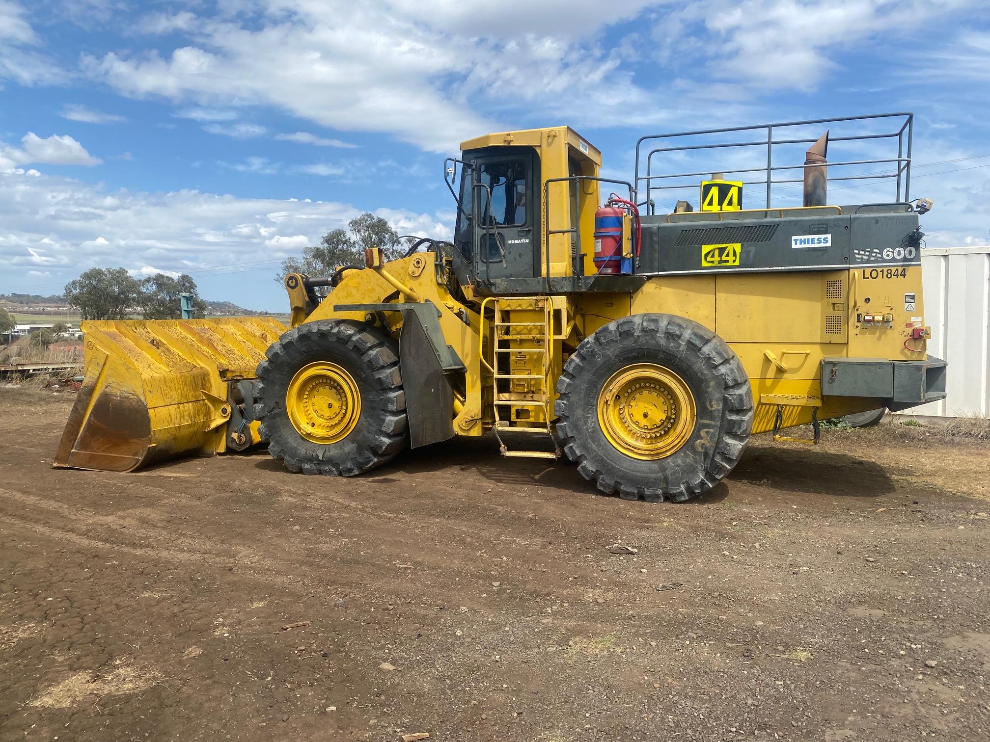 Komatsu WA600-1 Loader