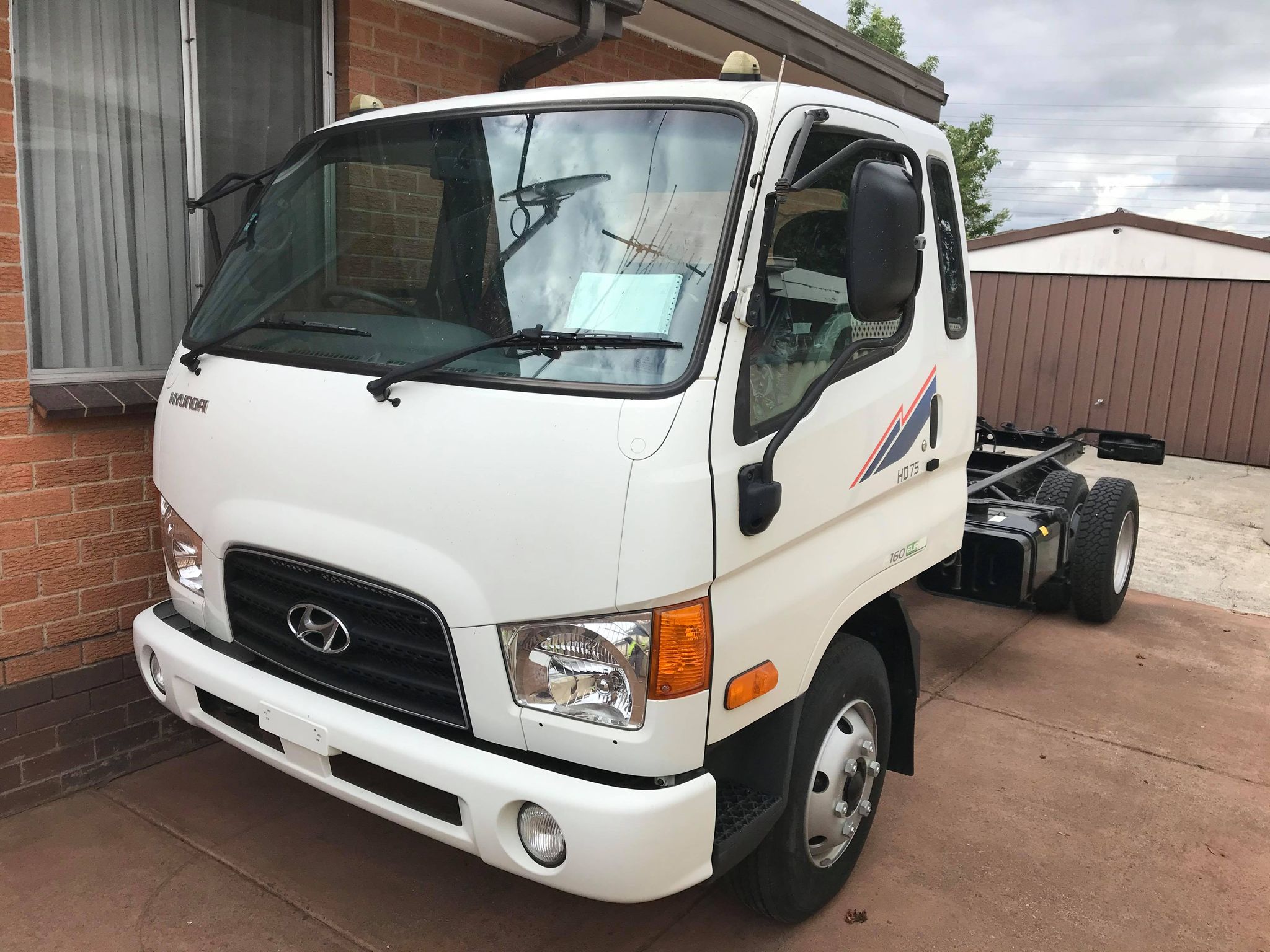 2014 HYUNDAI HD 75 SUPER CAB CHASSIS 160hp TURBO DIESEL 6 SPEED MANUAL
