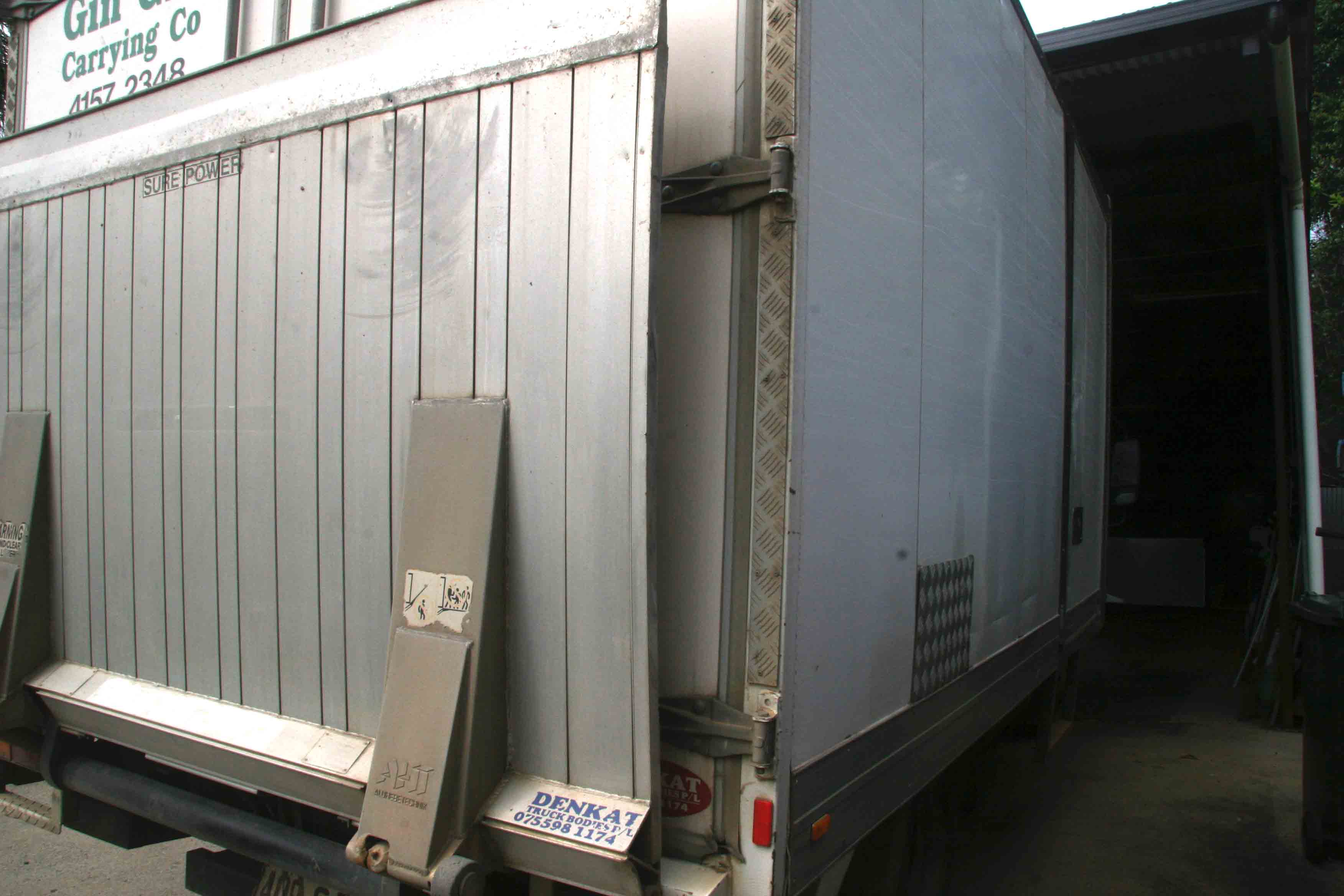 2004 ISUZU NPR NC 300 MEDIUM 5 SP MANUAL C/CHAS