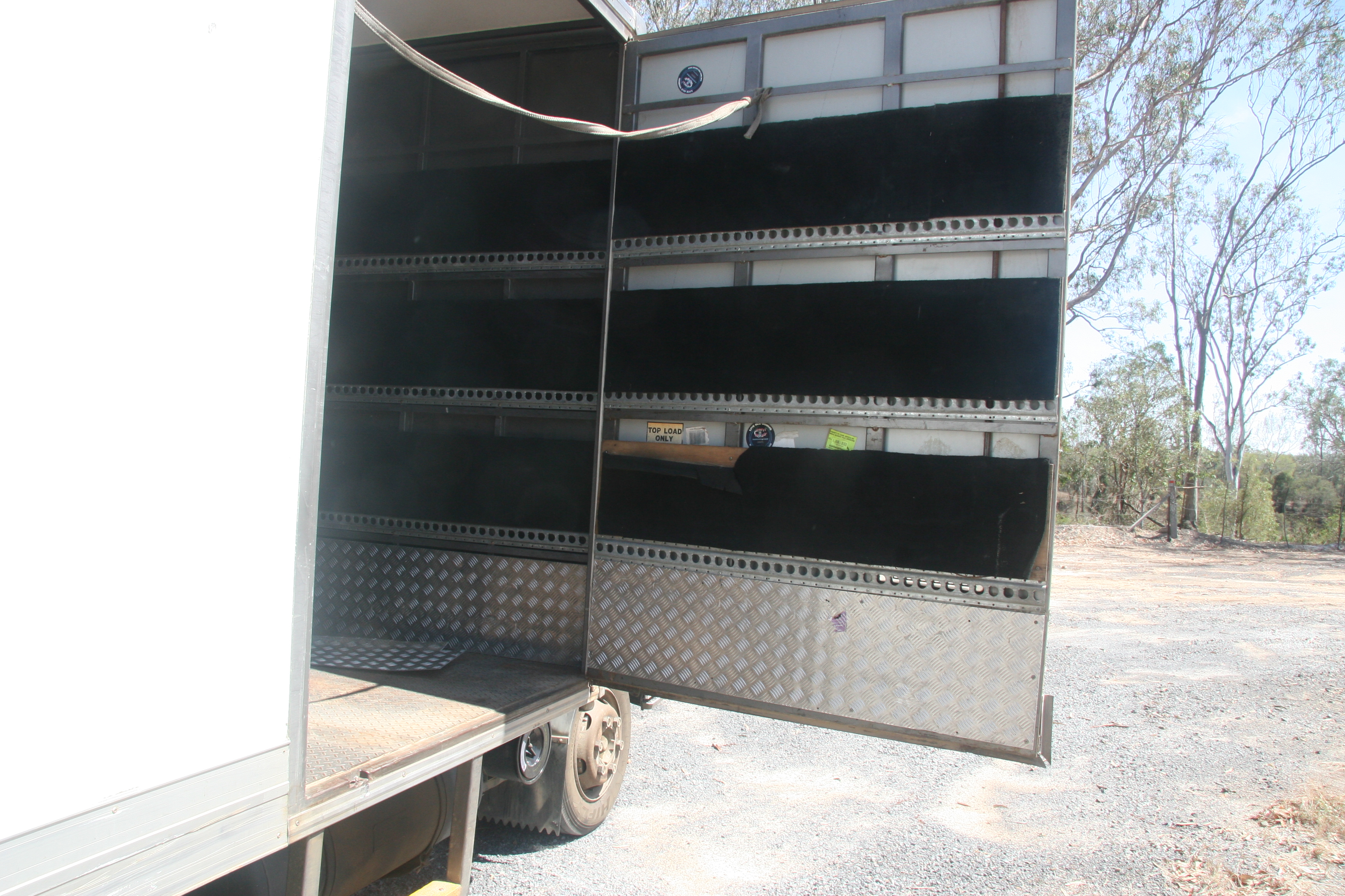 2004 ISUZU NPR NC 300 MEDIUM 5 SP MANUAL C/CHAS