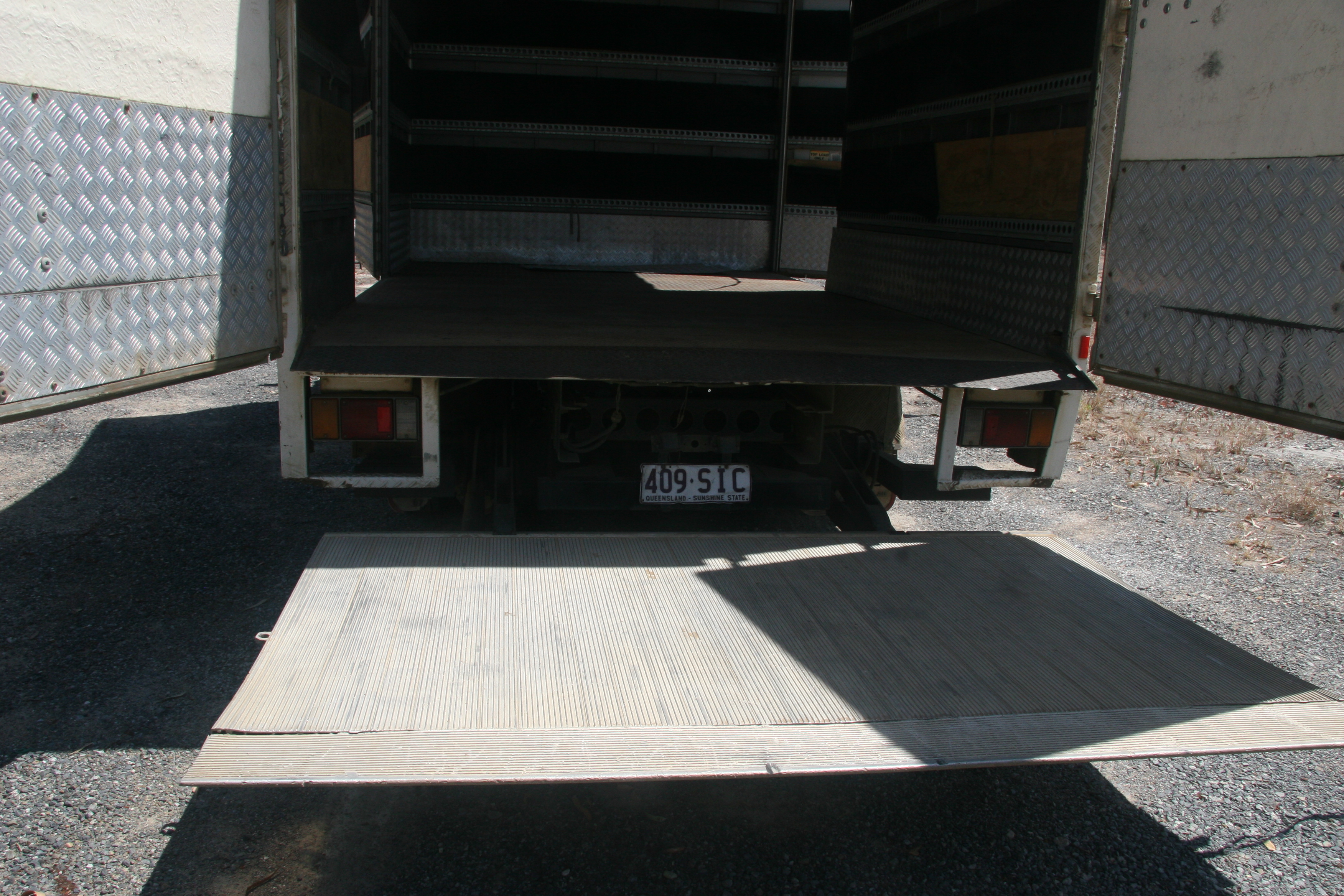 2004 ISUZU NPR NC 300 MEDIUM 5 SP MANUAL C/CHAS