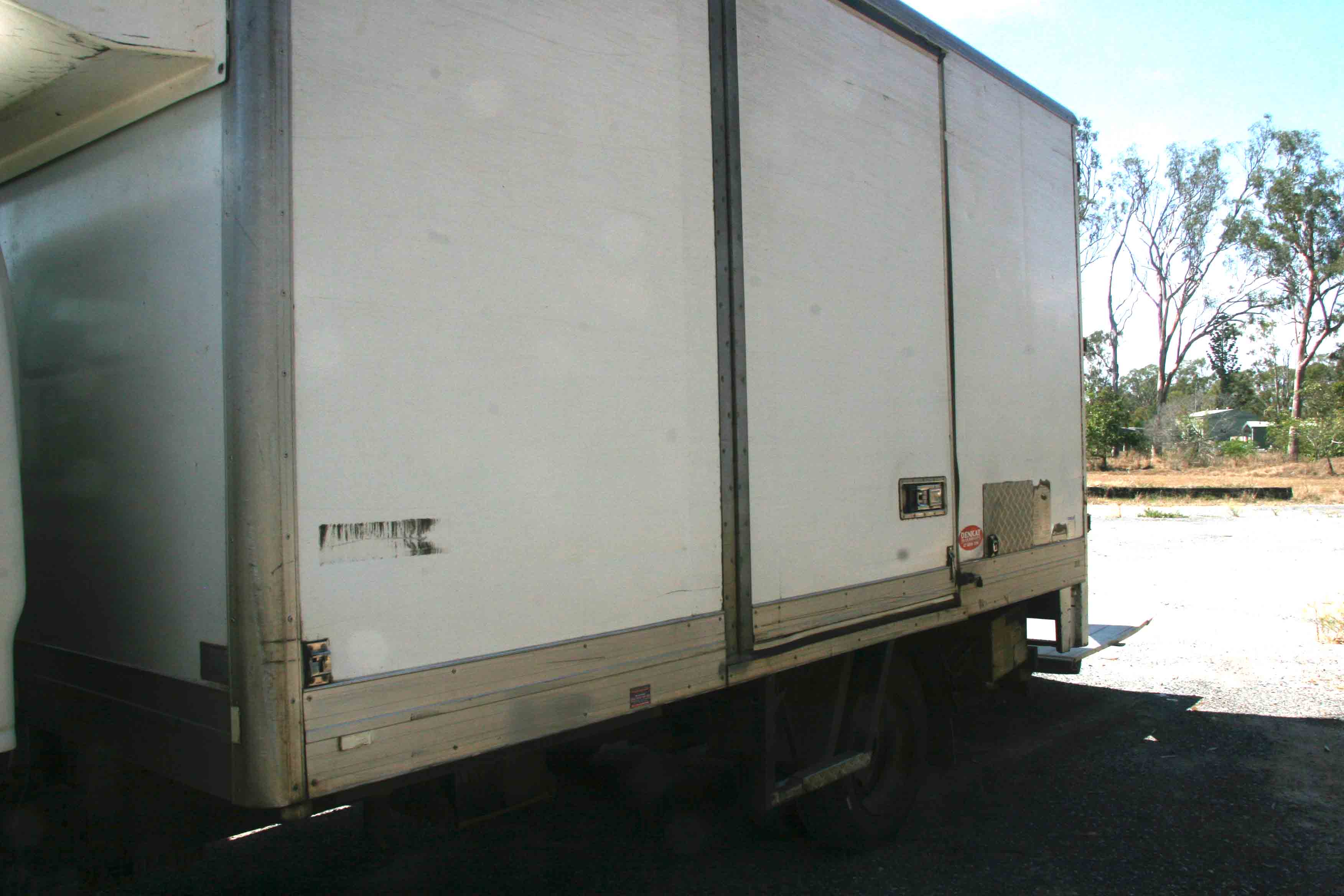 2004 ISUZU NPR NC 300 MEDIUM 5 SP MANUAL C/CHAS