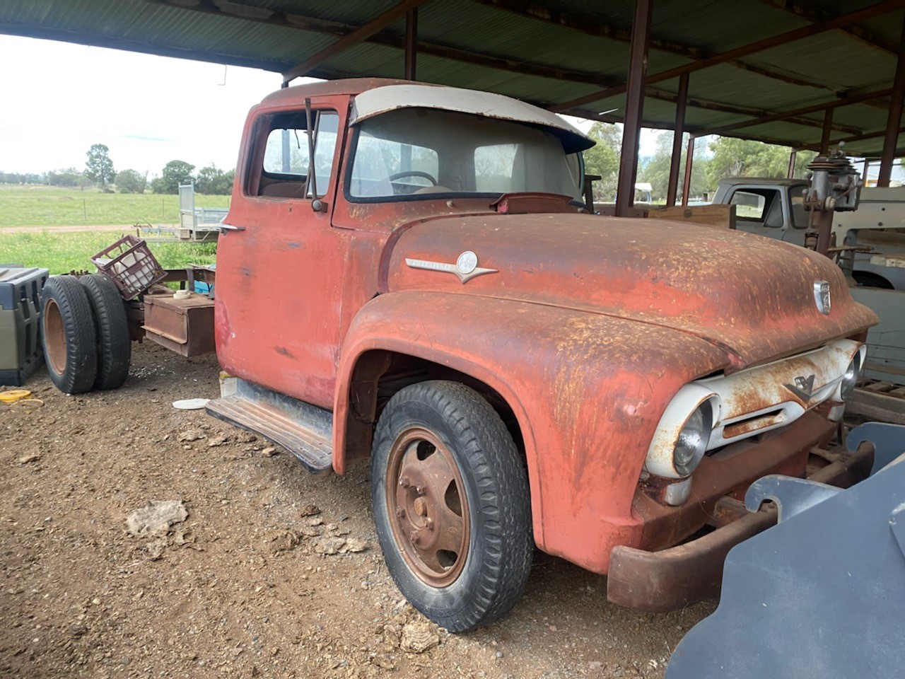 1956 FORD F500 CAB CHASSIS