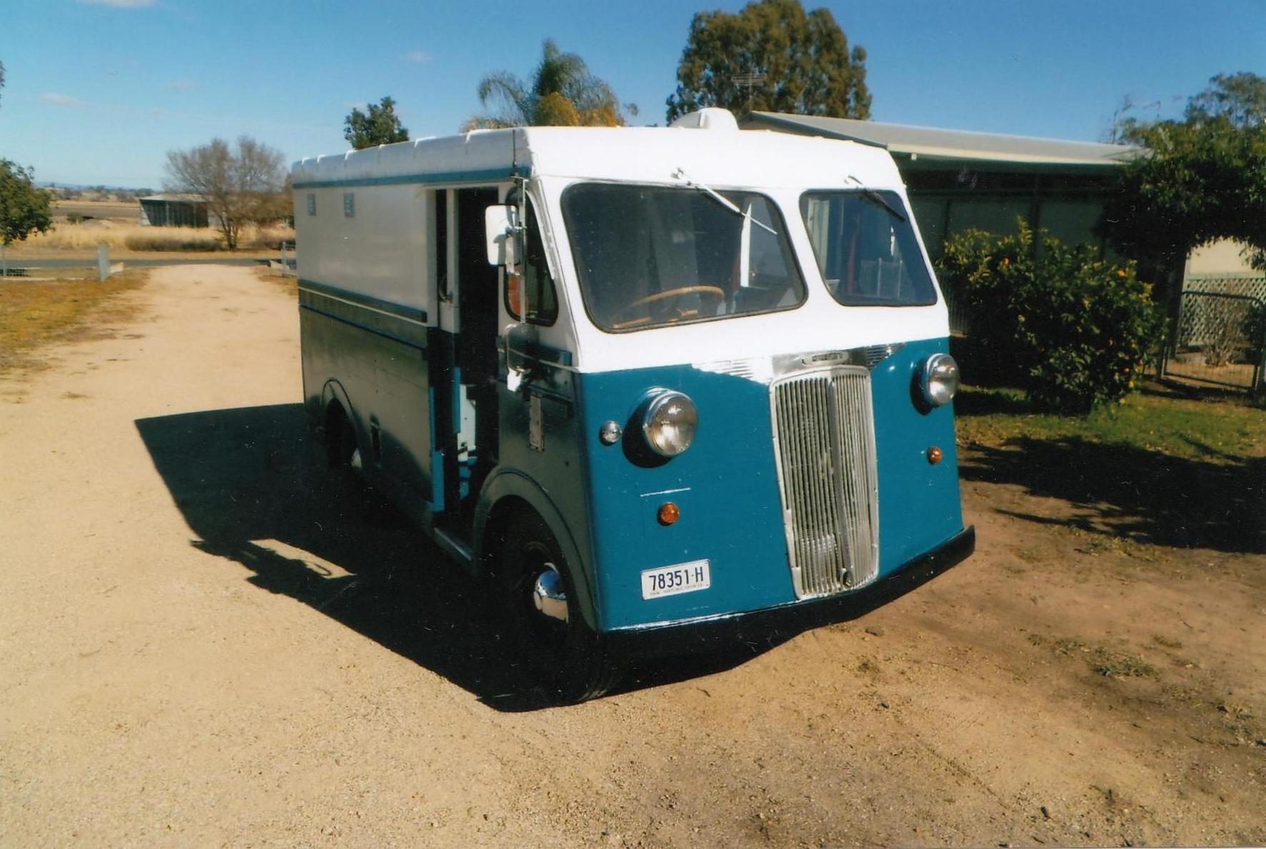 1948 MORRIS PV COMMERCIAL VAN