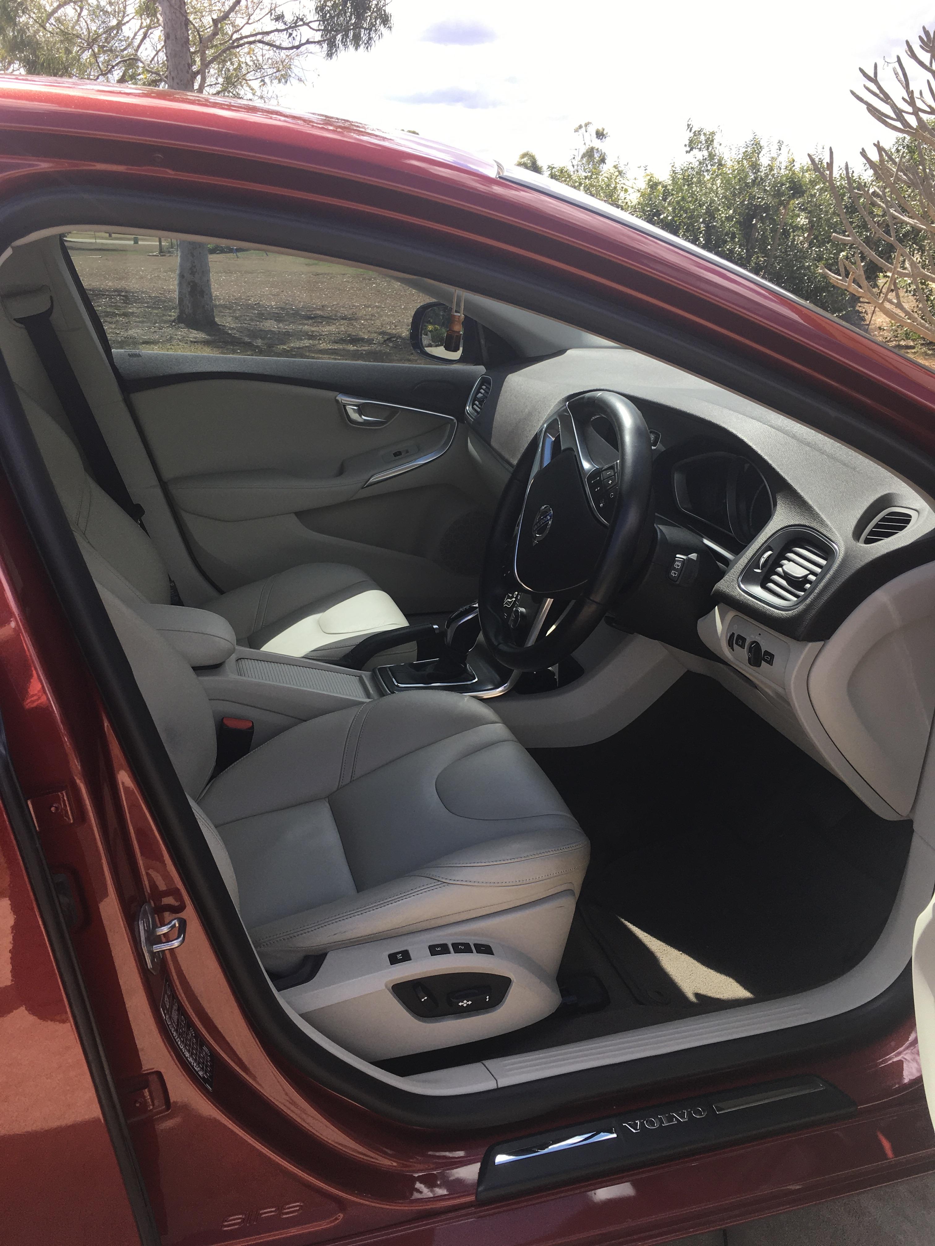 2015 VOLVO V40 M MY15 D4 LUXURY 8 SP AUTOMATIC 5D HATCHBACK
