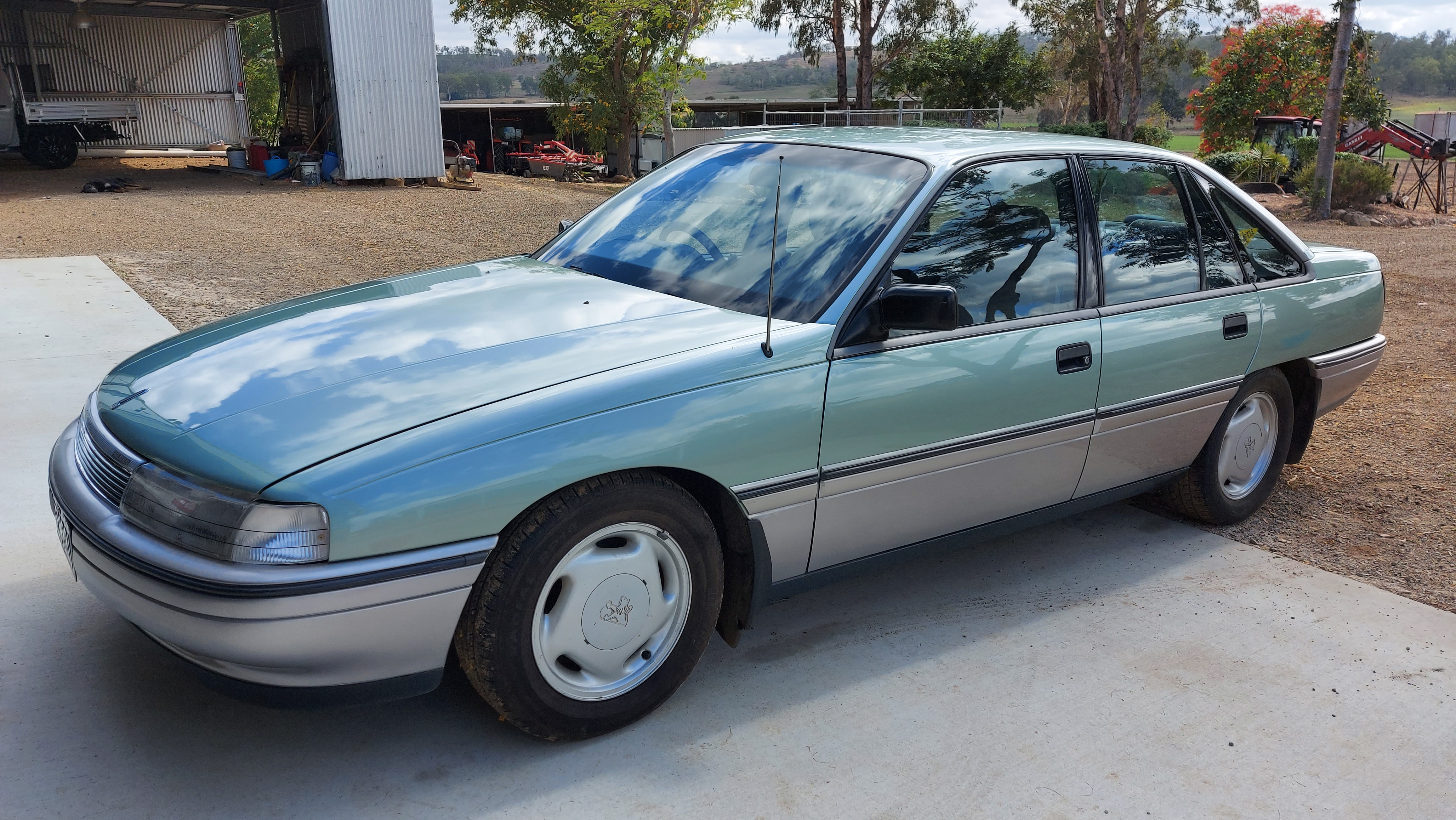 1990 HOLDEN CALAIS VN SEDAN