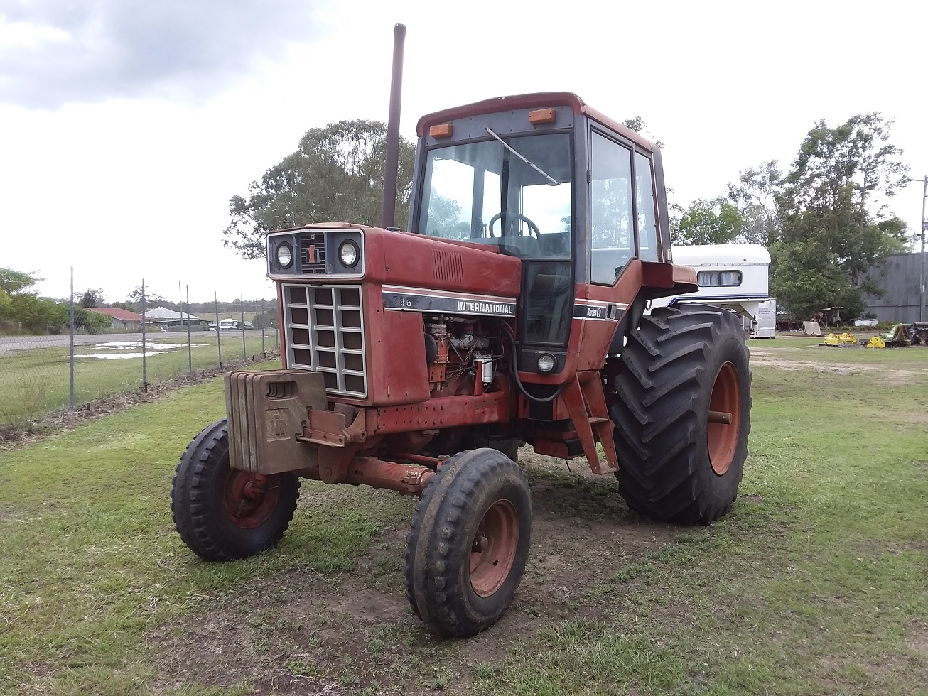 INTERNATIONAL 786 CAB TRACTOR