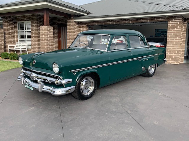 1954 FORD CUSTOMLINE SEDAN