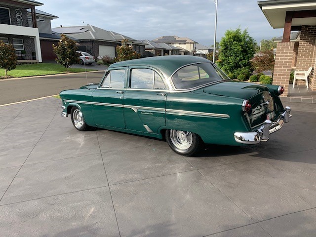 1954 FORD CUSTOMLINE SEDAN