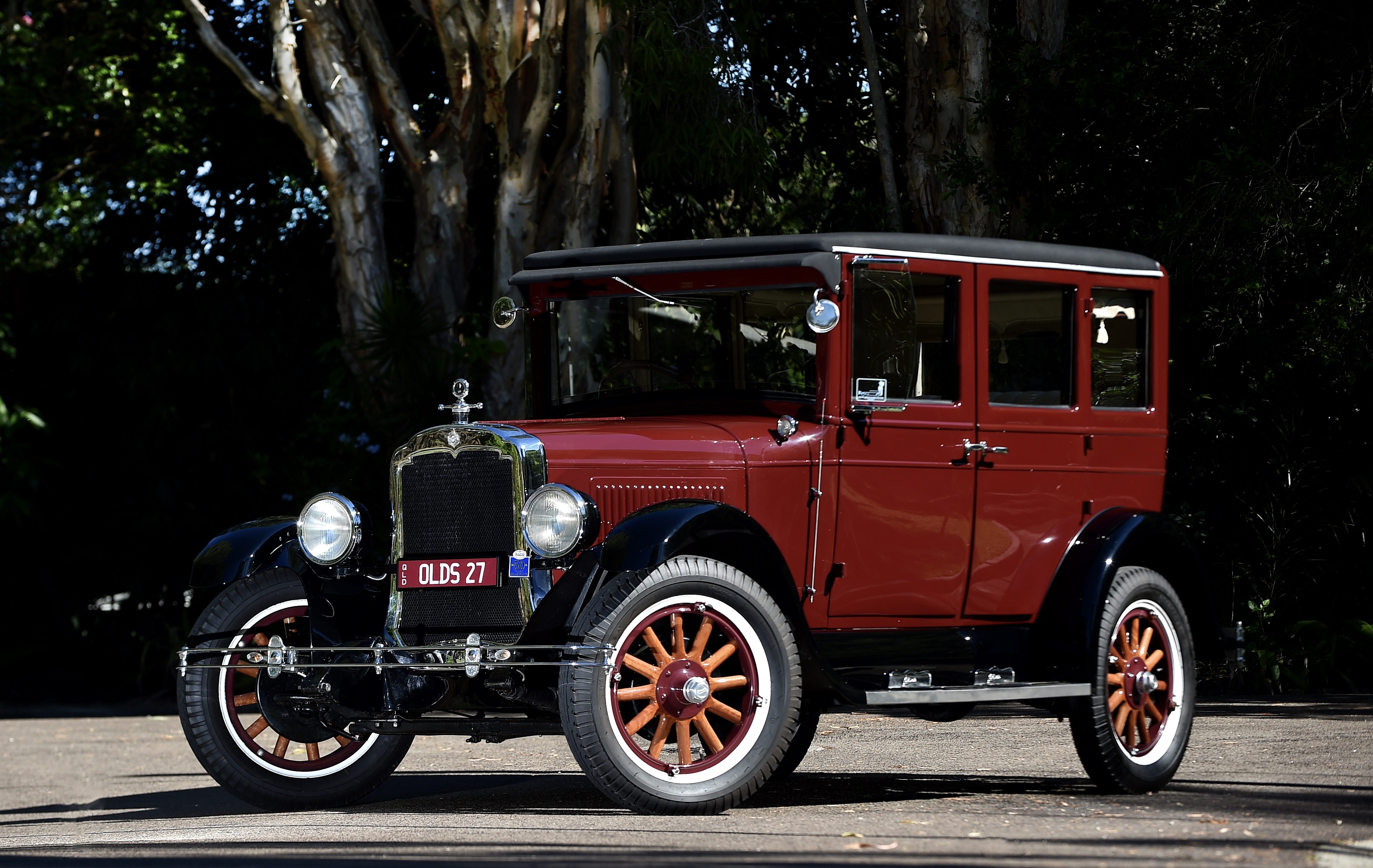 1927 OLDSMOBILE 30E DELUXE SEDAN