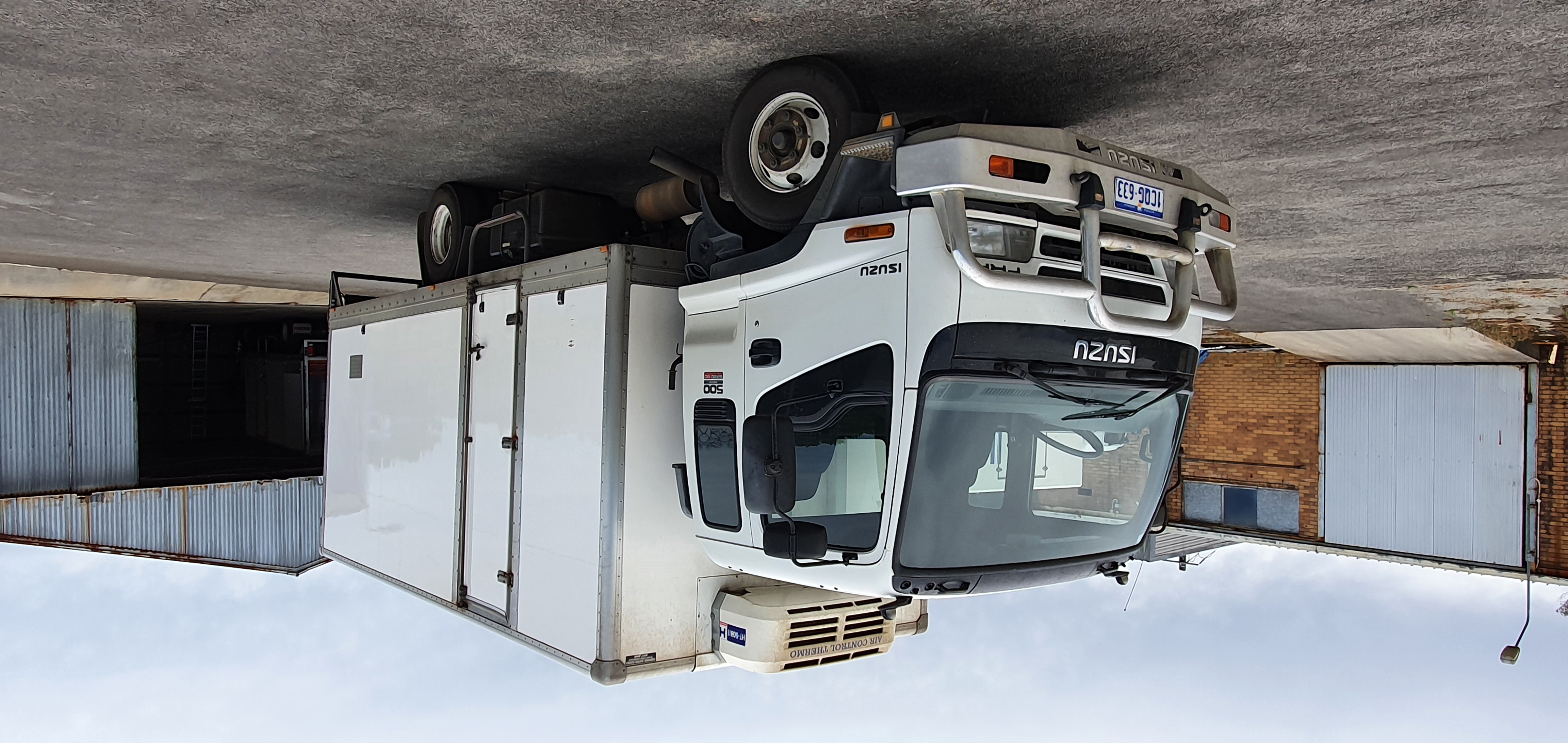 2007 ISUZU FRR500 REFRIGERATED TRUCK