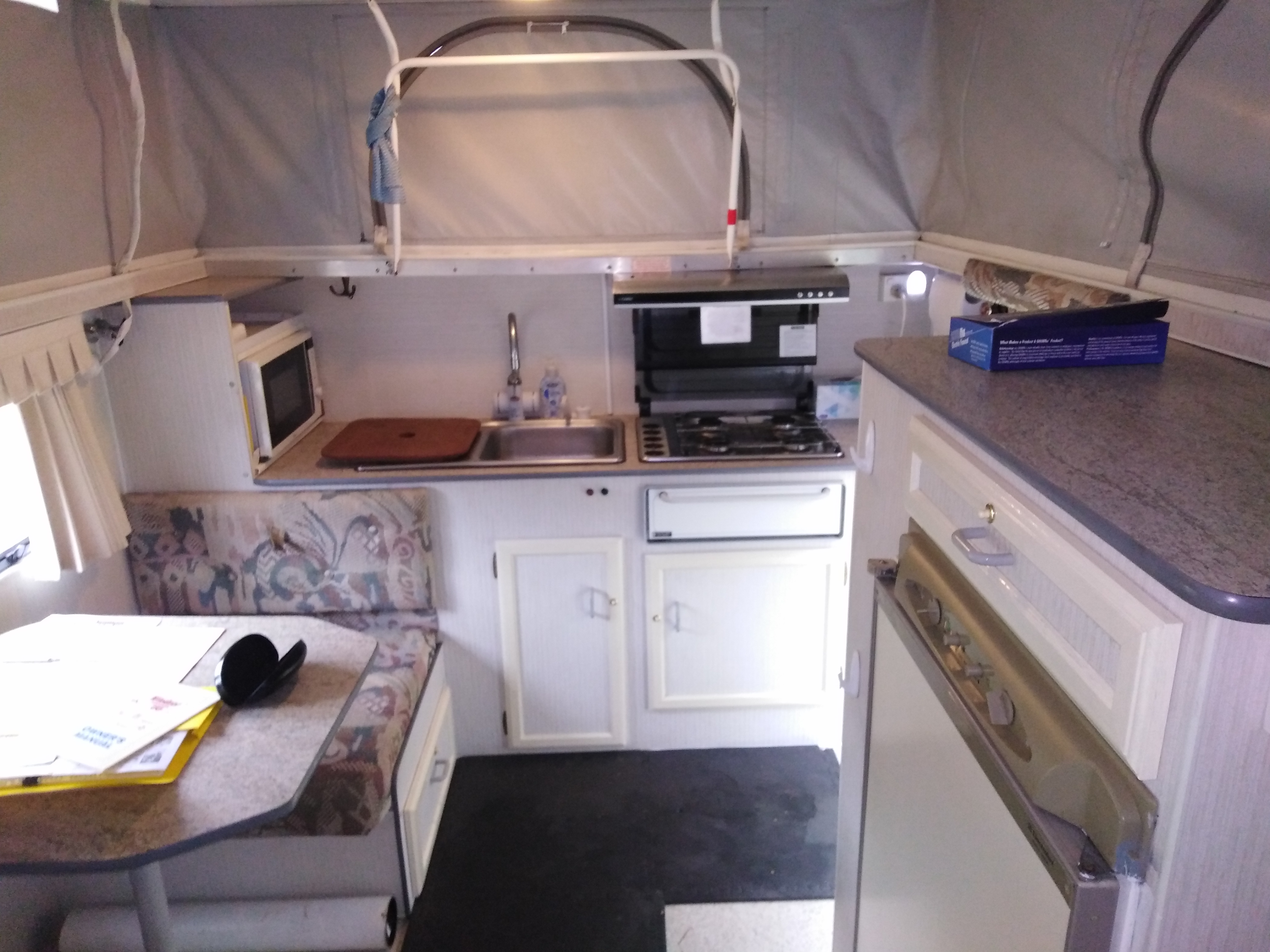 2000 WINDSOR 14FT POP TOP CARAVAN