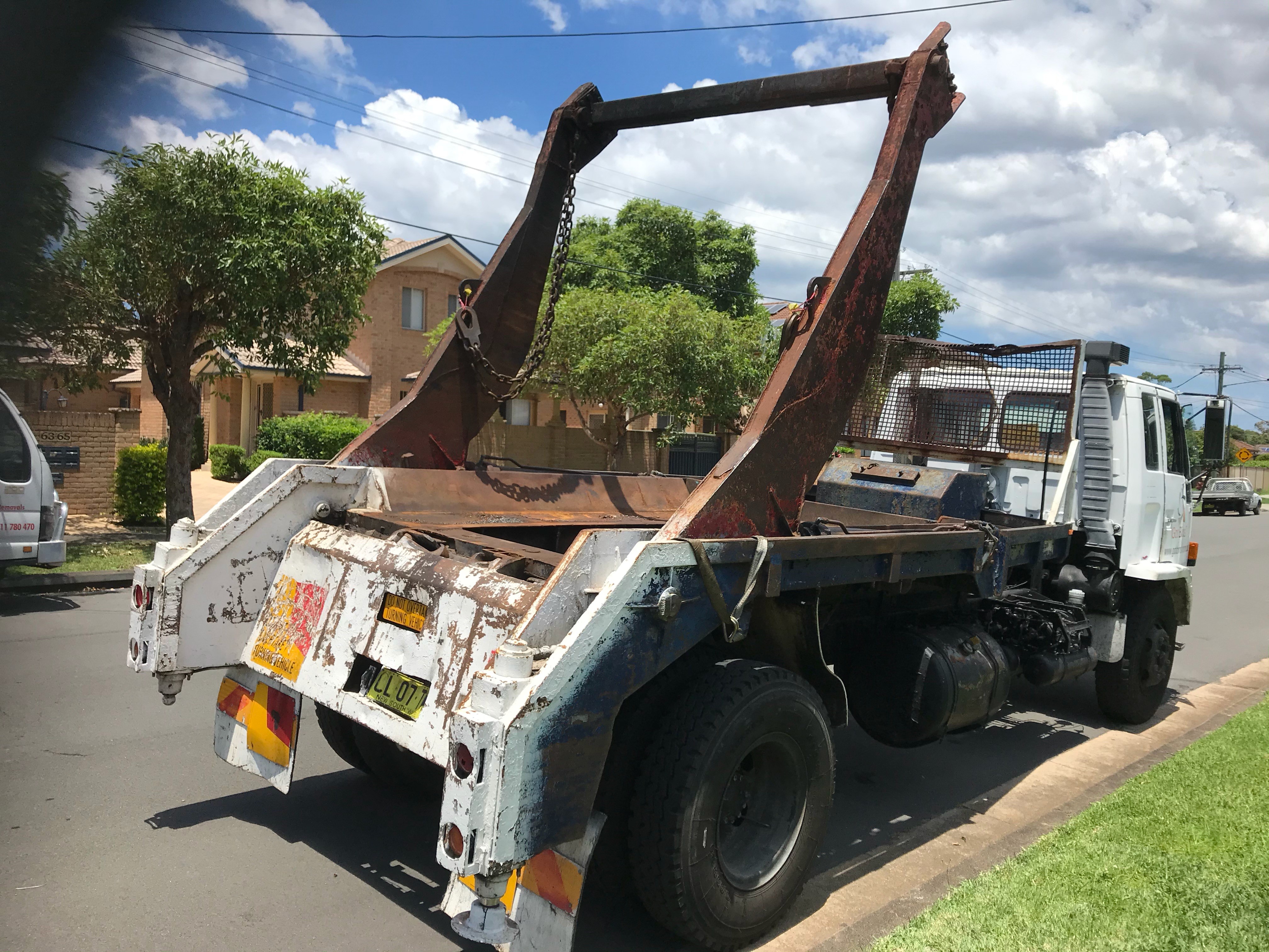 1989 ISUZU FTR 893A BIN LIFTER TRUCK