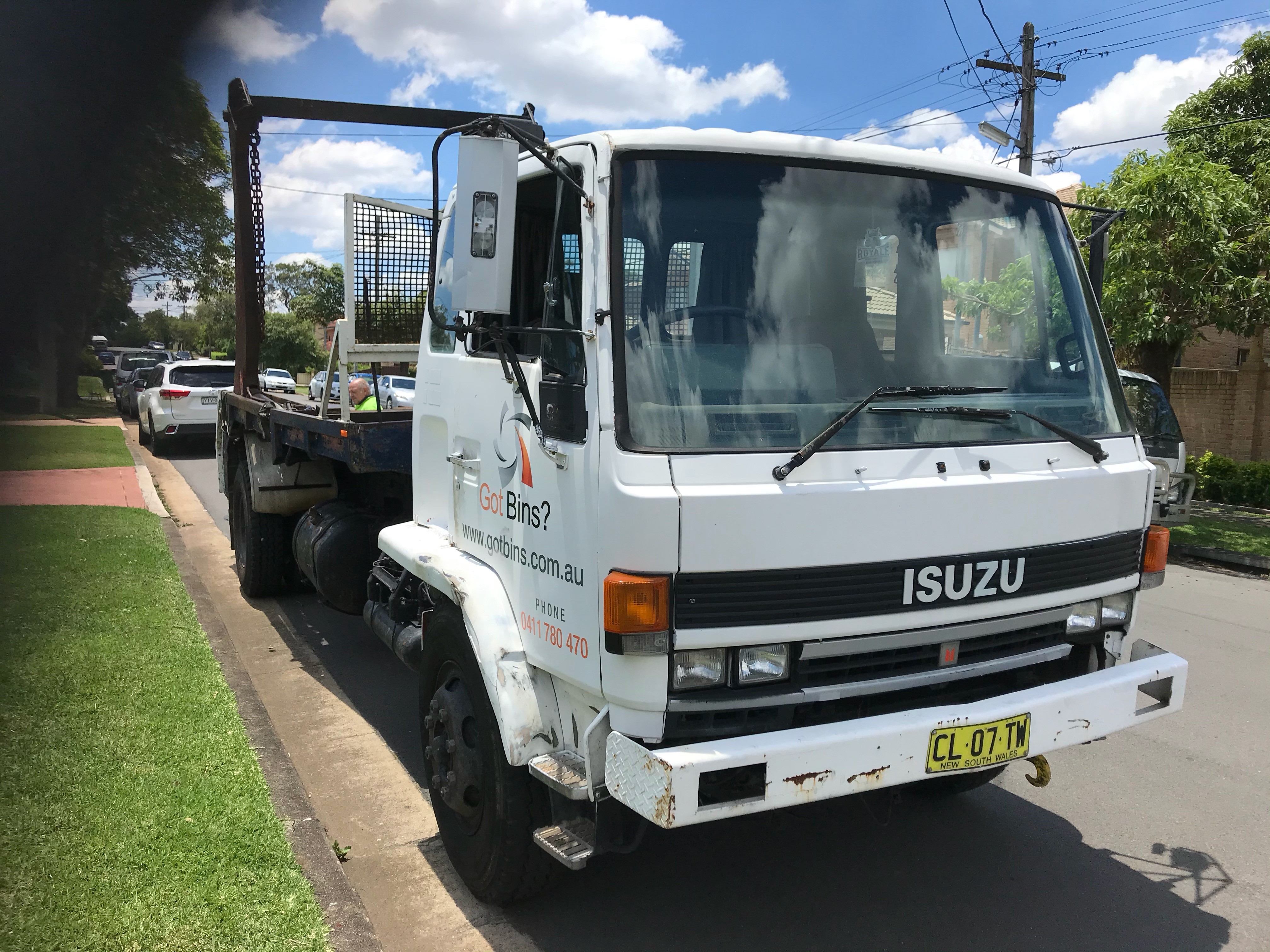 1989 ISUZU FTR 893A BIN LIFTER TRUCK