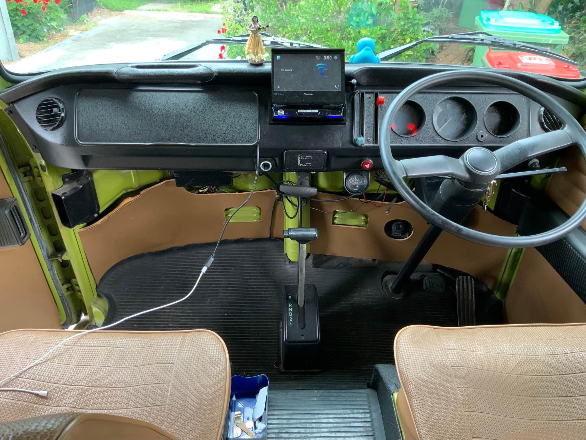 1975 VOLKSWAGEN KOMBI VAN