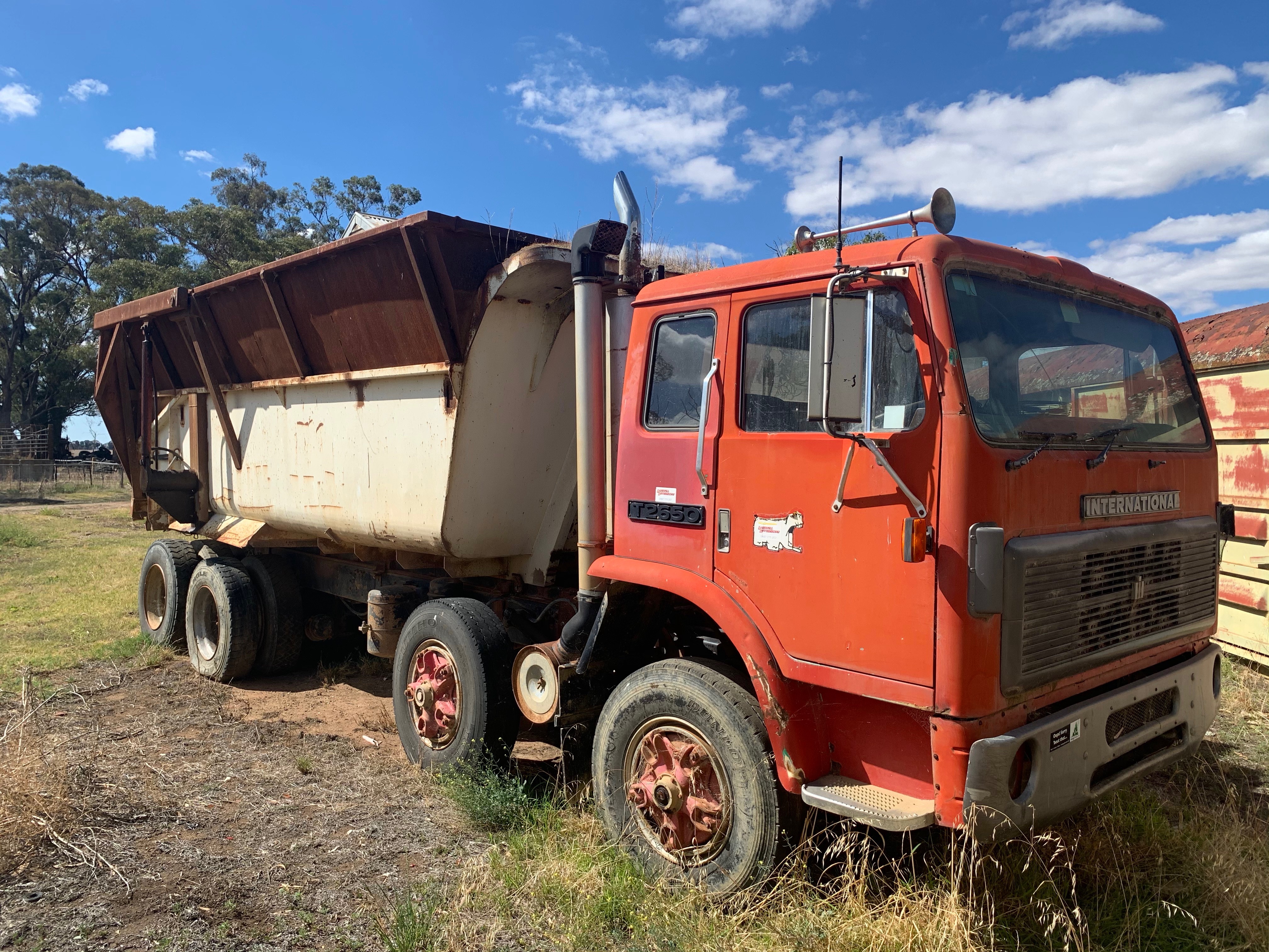 1980 INTERNATIONAL T2650 8X4 RIDGID TIPPER 