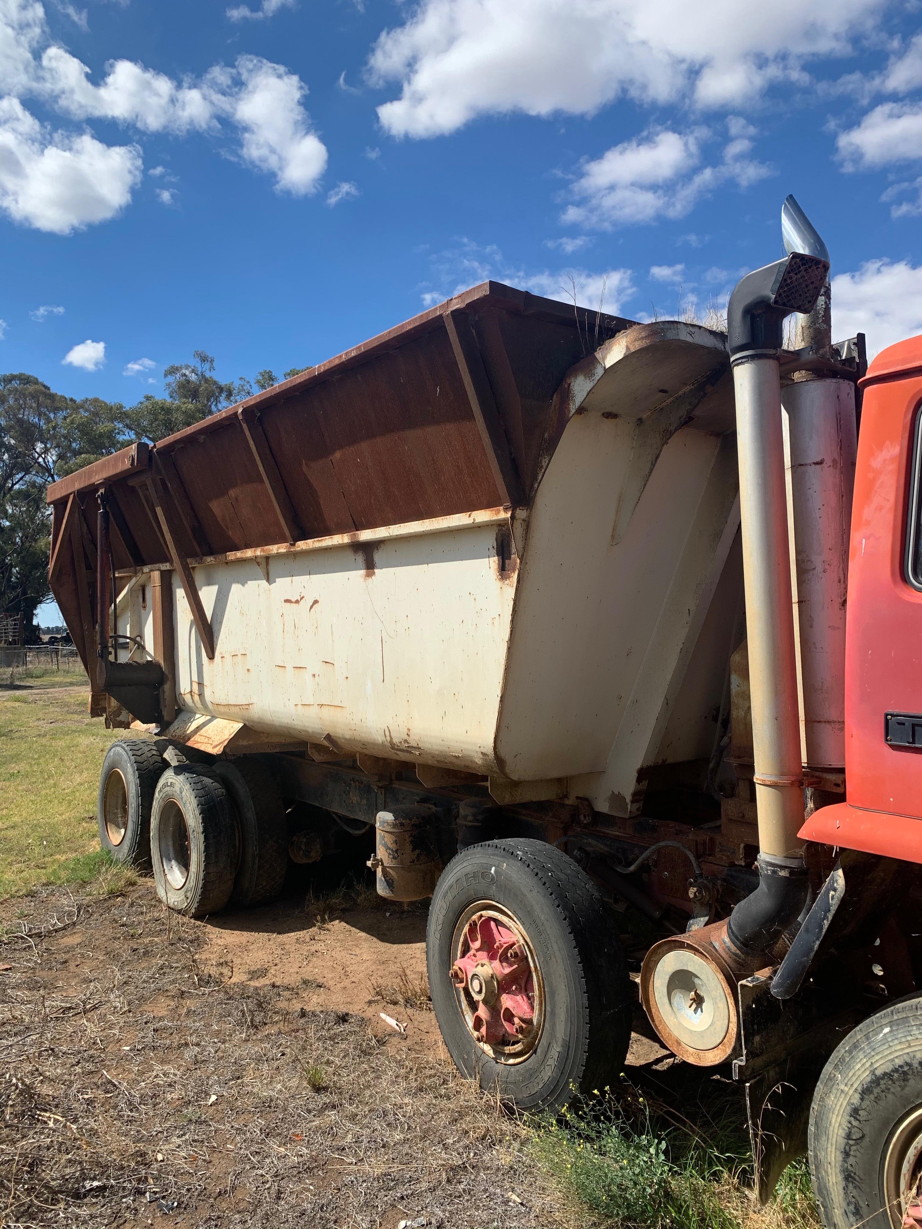 1980 INTERNATIONAL T2650 8X4 RIDGID TIPPER 