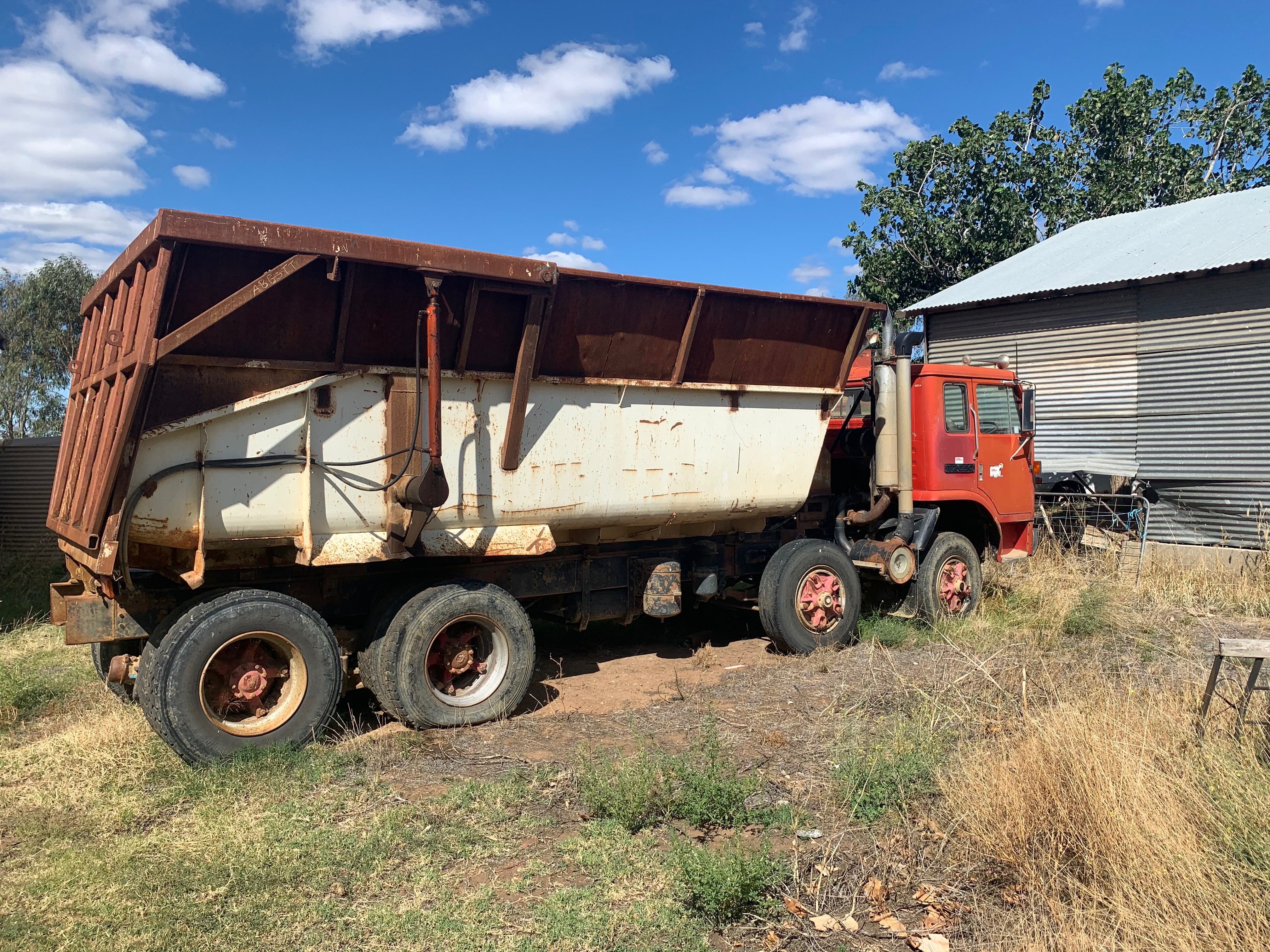 1980 INTERNATIONAL T2650 8X4 RIDGID TIPPER 