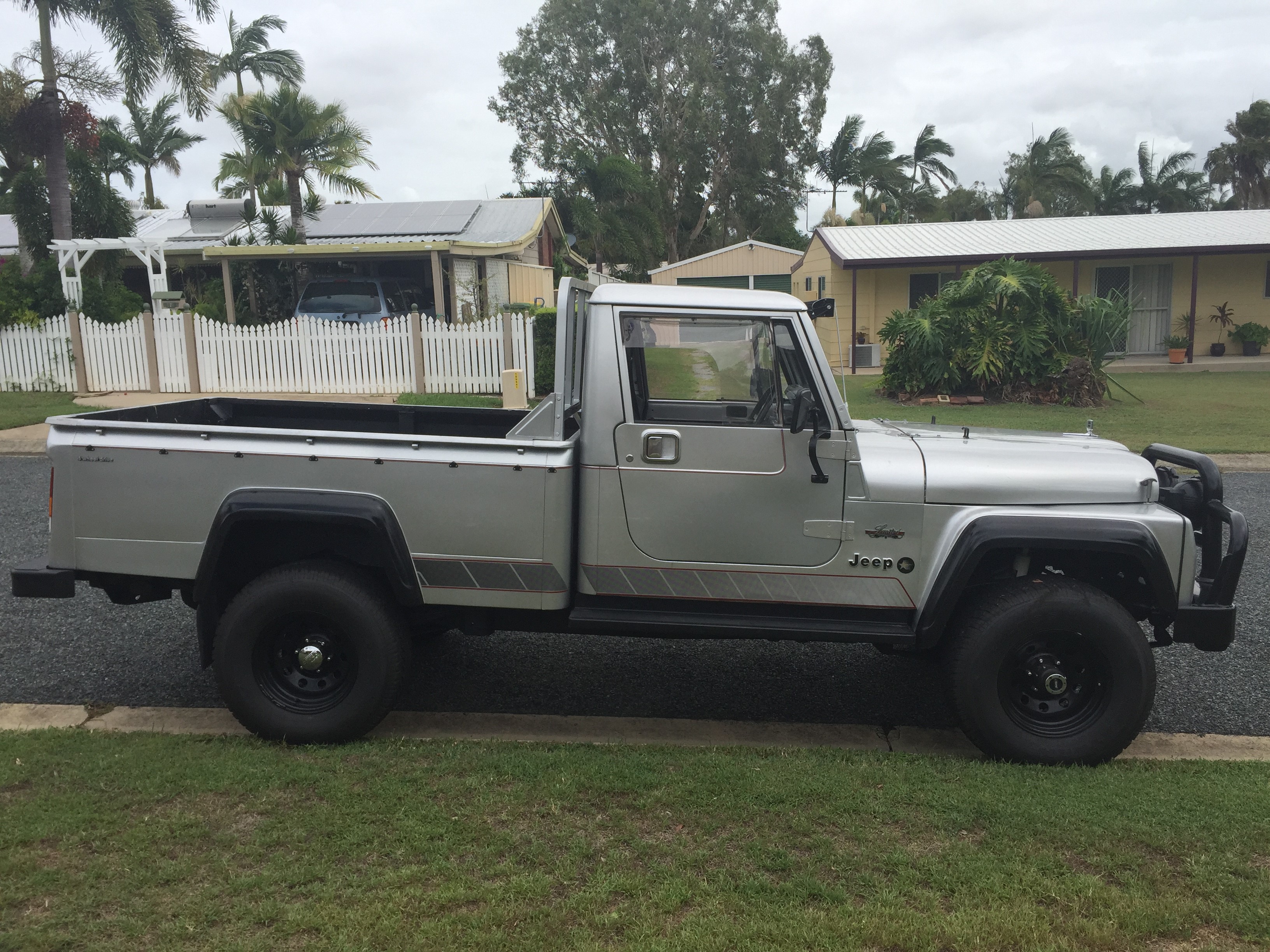 1983 JEEP J10 UTILITY