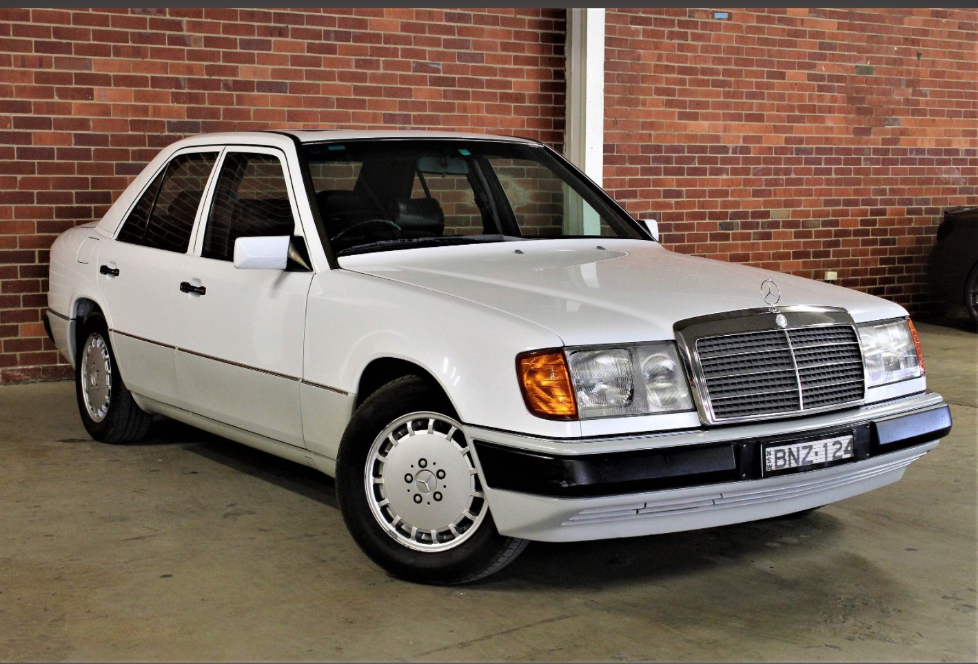 1990 MERCEDES-BENZ 300E 24V W124 4D SEDAN 