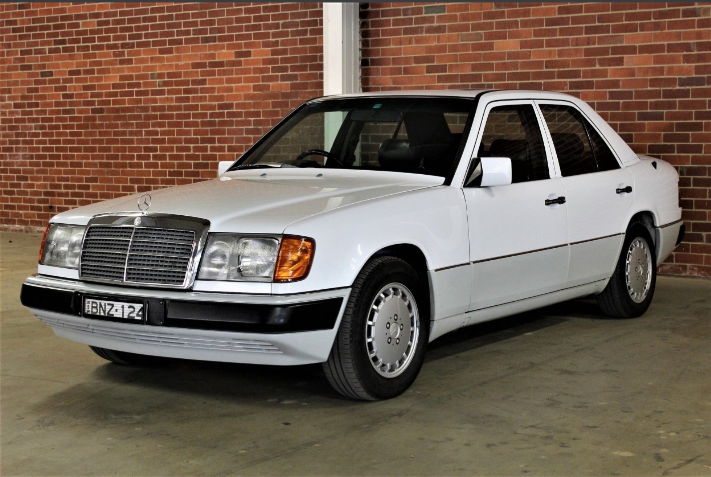 1990 MERCEDES-BENZ 300E 24V W124 4D SEDAN 
