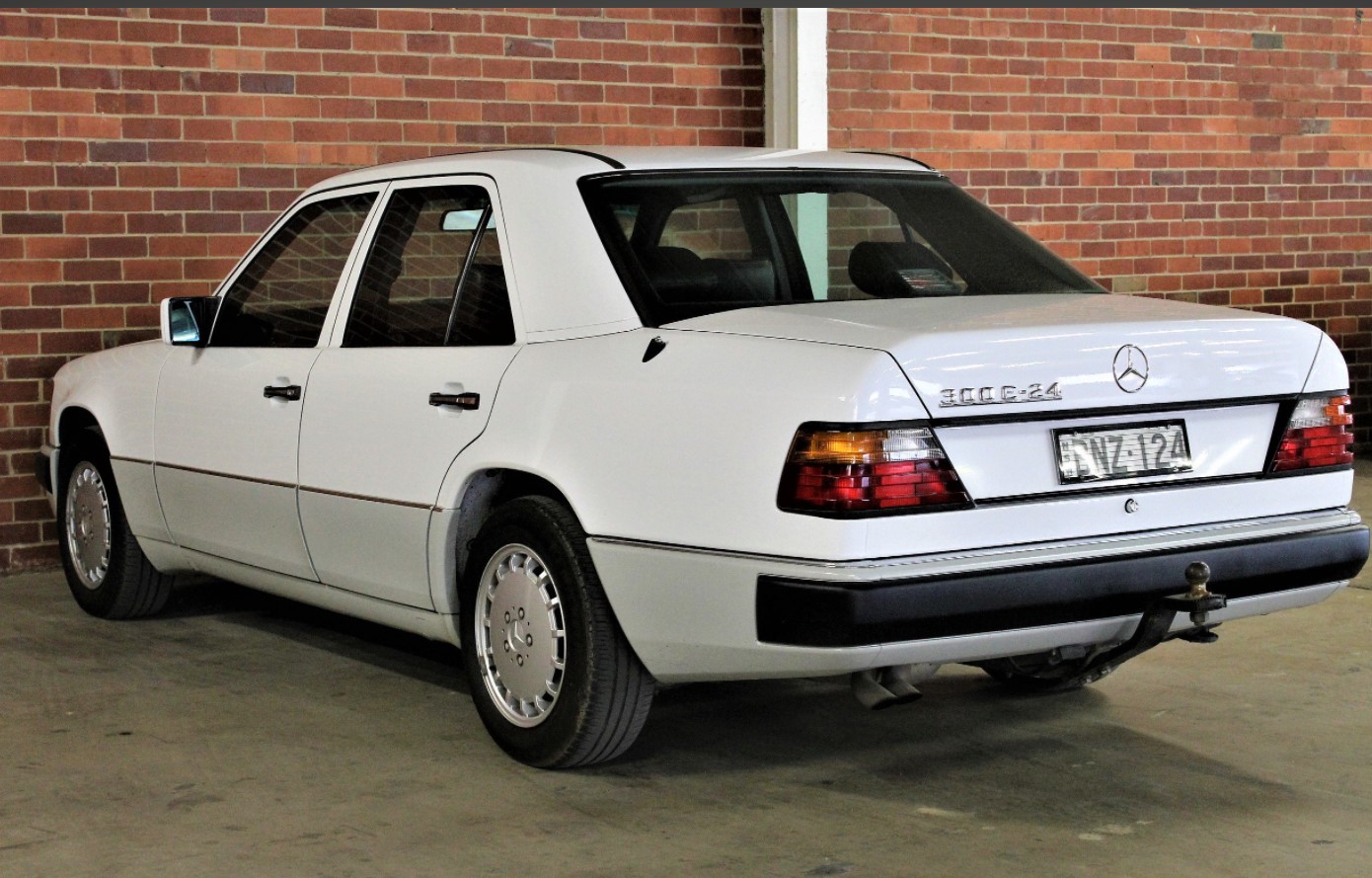 1990 MERCEDES-BENZ 300E 24V W124 4D SEDAN 