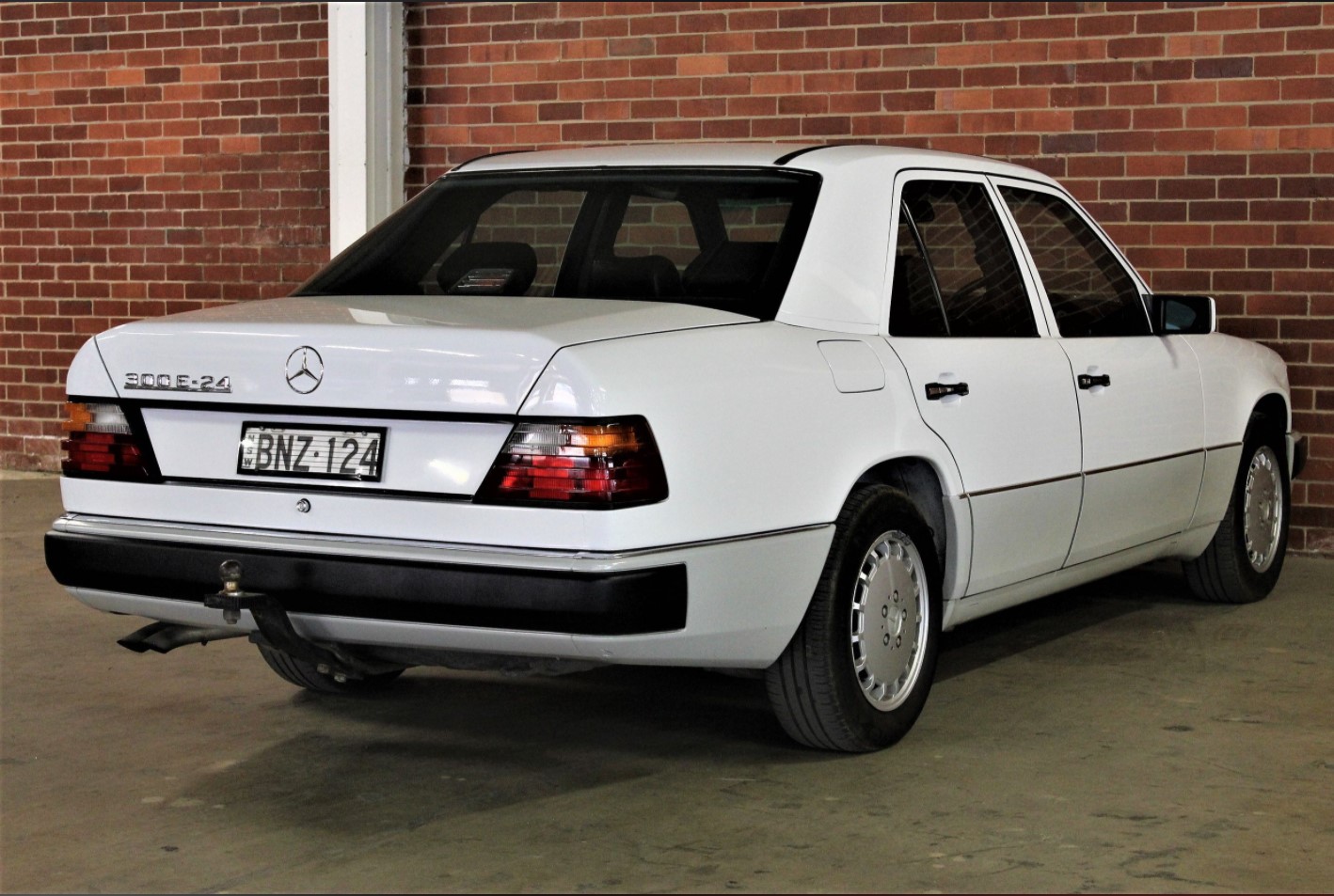 1990 MERCEDES-BENZ 300E 24V W124 4D SEDAN 