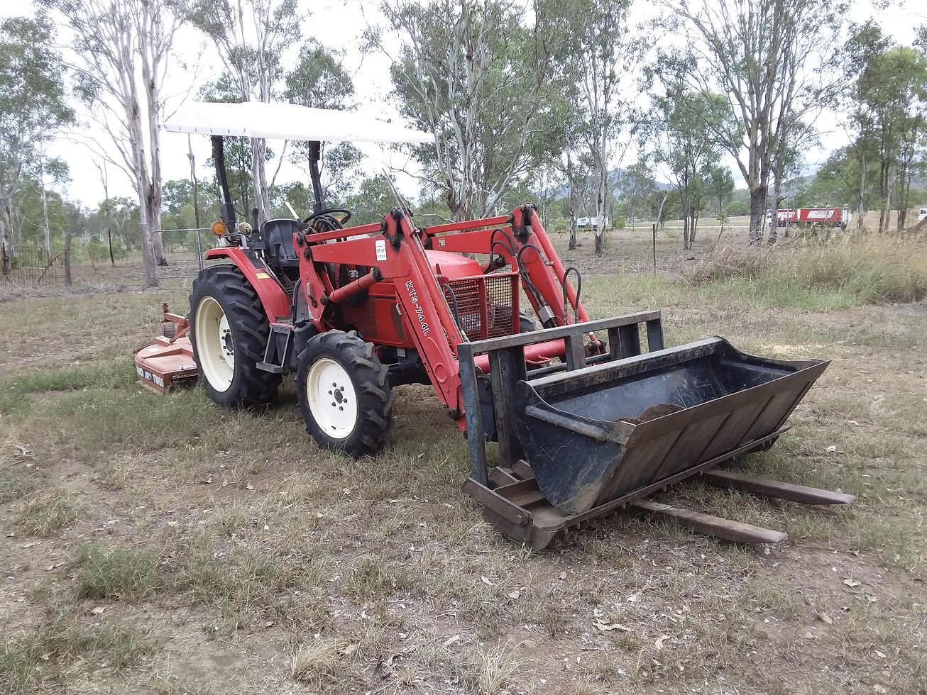 BRANSON 4720i ROPS TRACTOR
