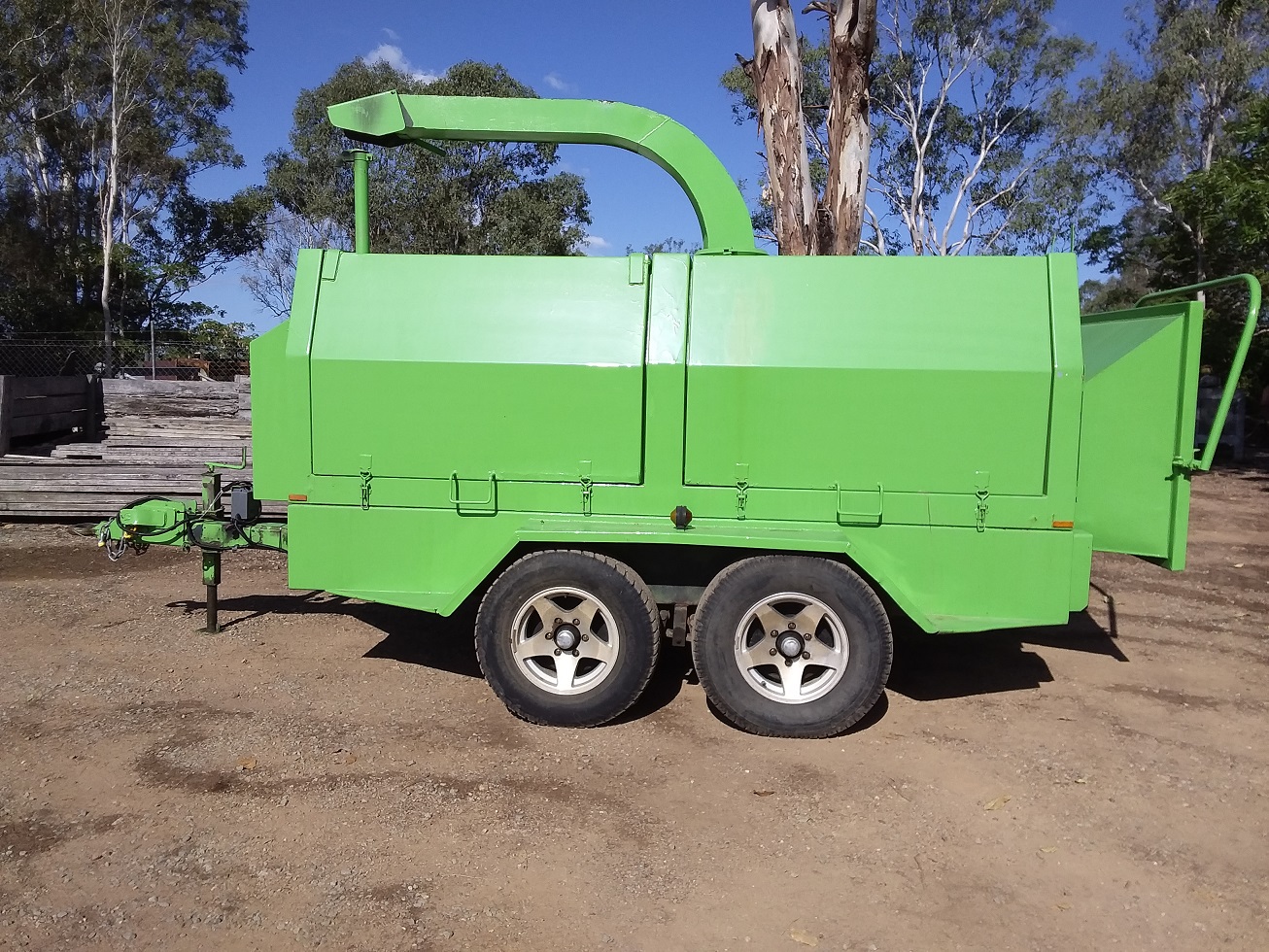TRAILER MOUNTED WOODCHIPPER