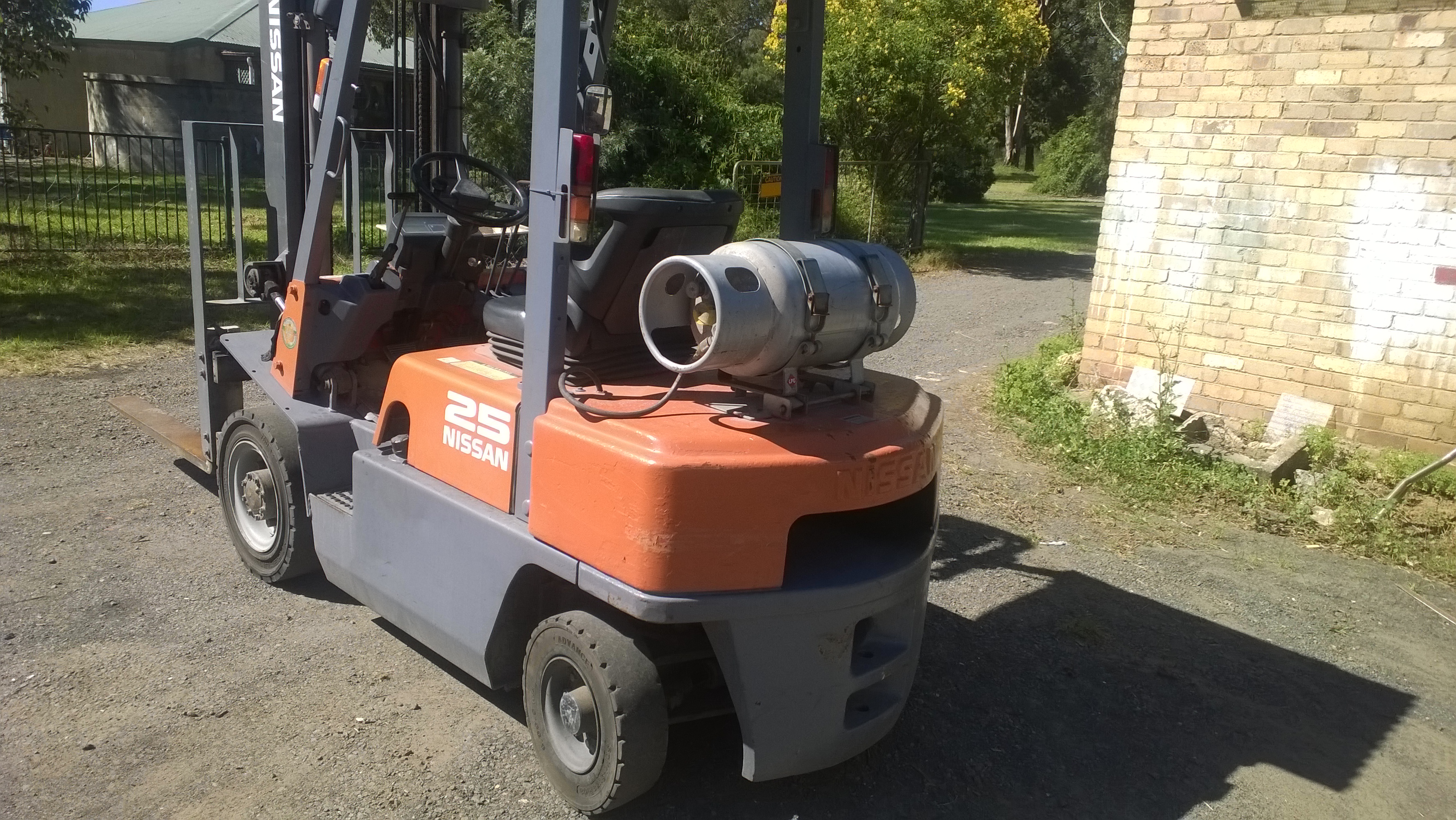 NISSAN 2.5 FORKLIFT