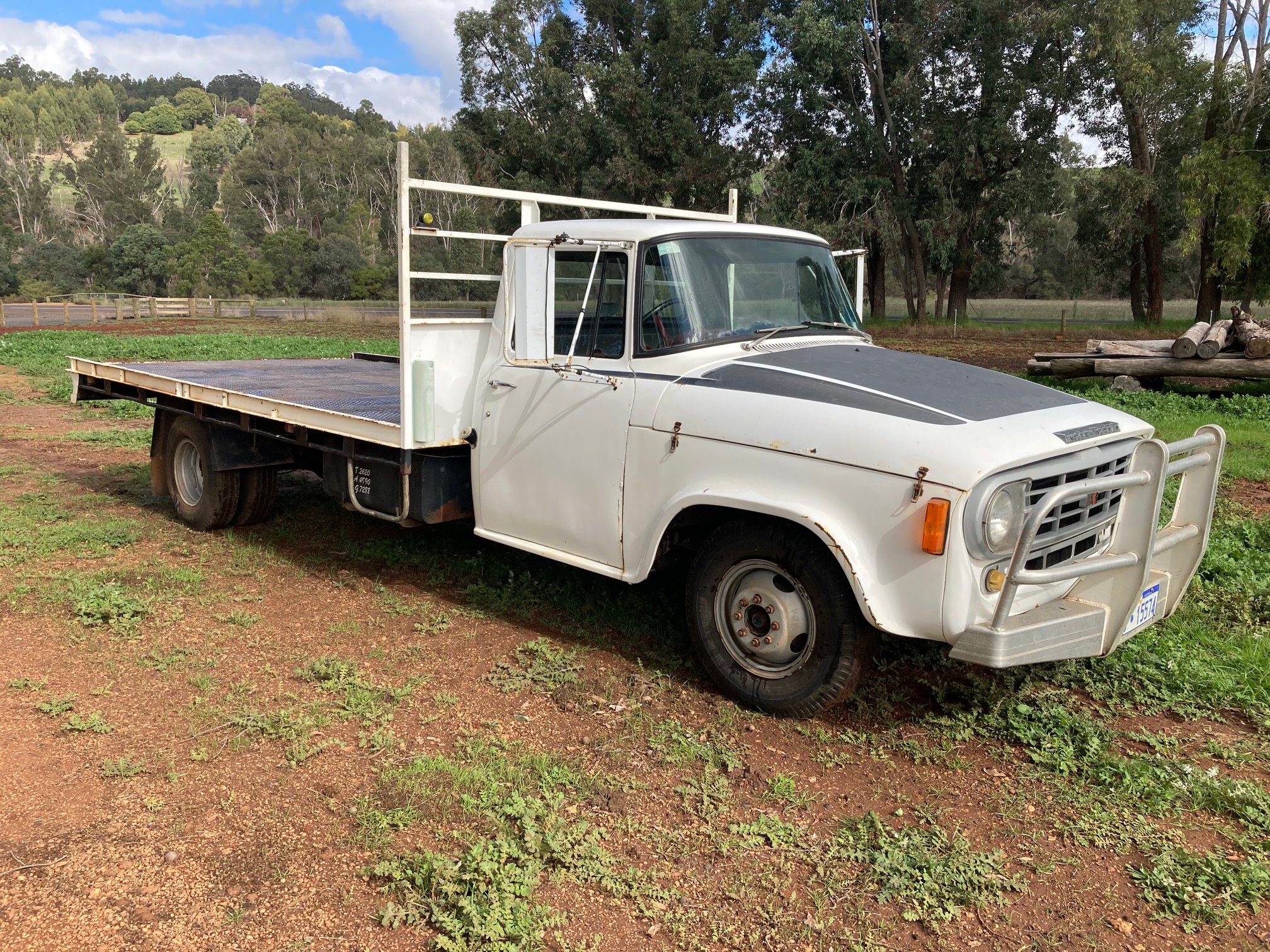 1974 INTERNATIONAL D1310 4 SP MANUAL TRAY