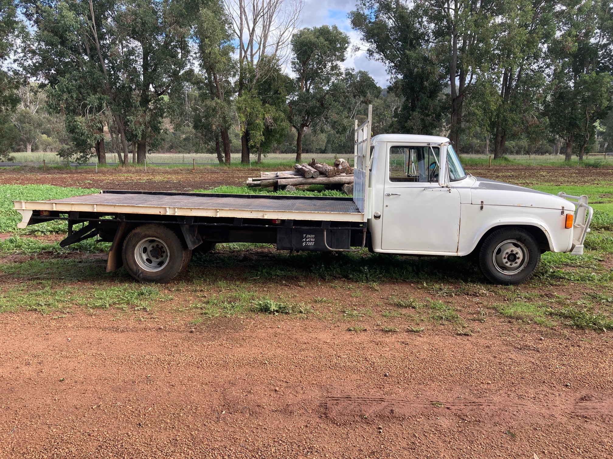 1974 INTERNATIONAL D1310 4 SP MANUAL TRAY