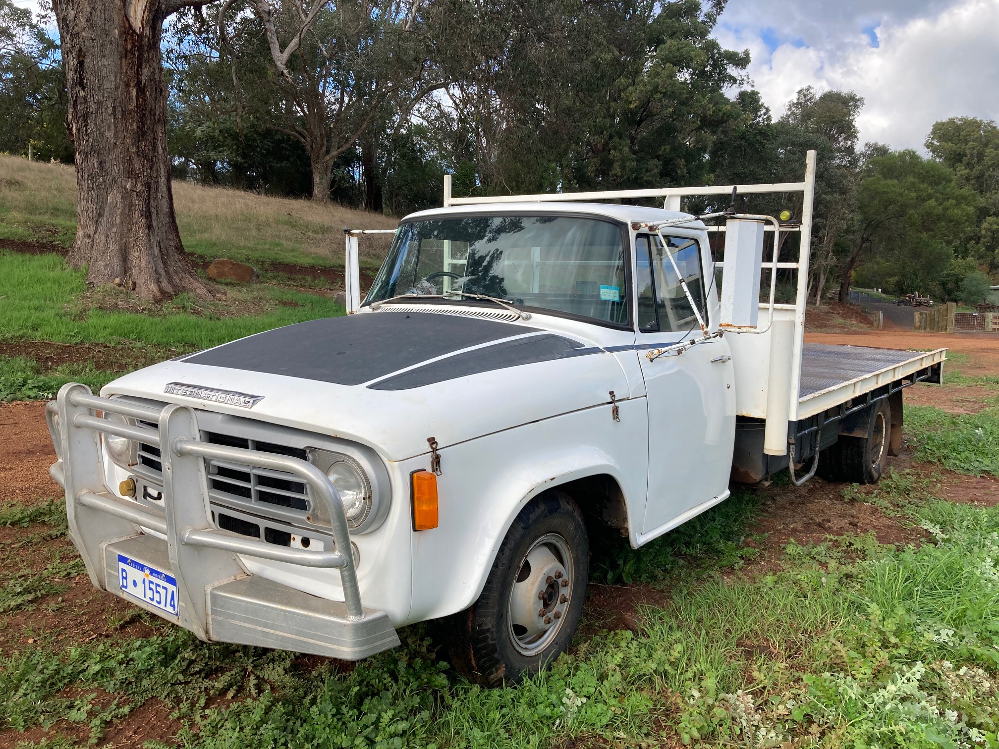 1974 INTERNATIONAL D1310 4 SP MANUAL TRAY