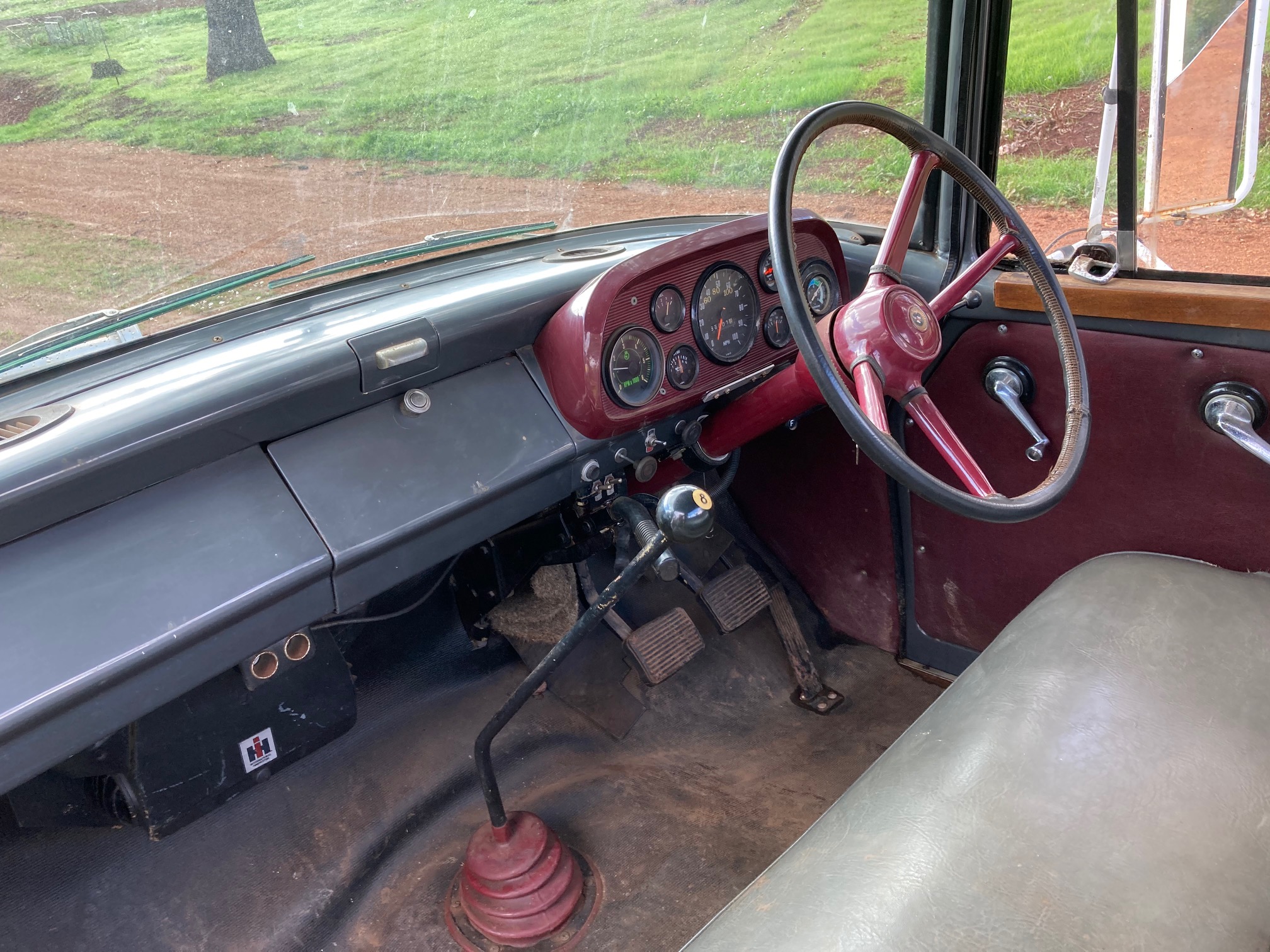 1974 INTERNATIONAL D1310 4 SP MANUAL TRAY